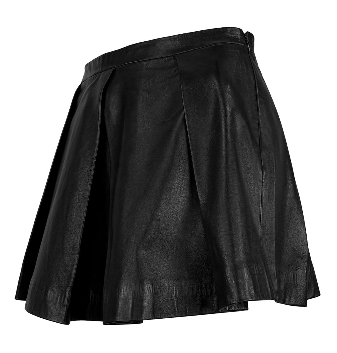 From the early 2000s, this Valentino Garavani black leather mini skirt features a flared silhouette with large pleats.

Approximate measurements:
Size - 2
Waistband to hem: 28