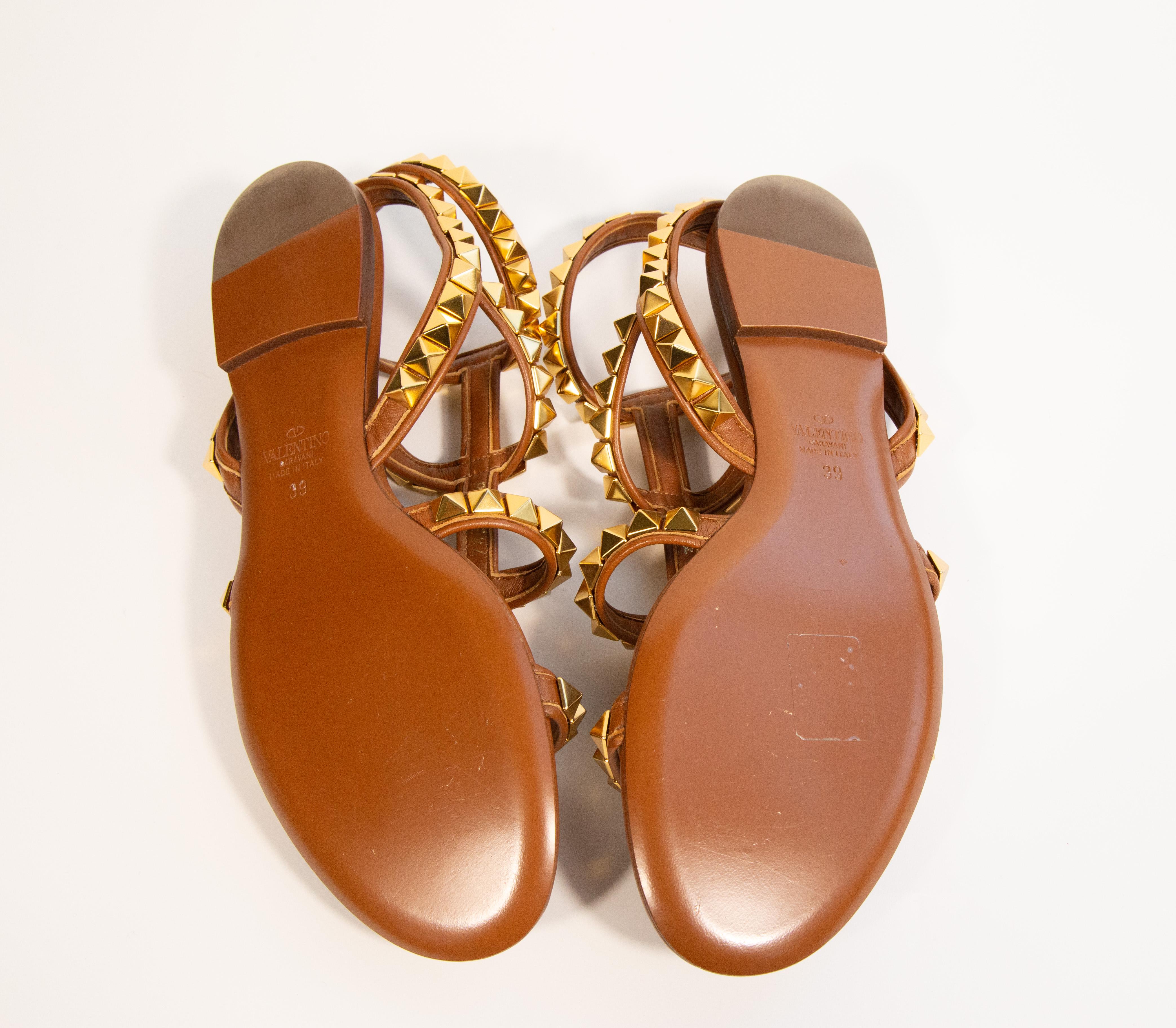 2000s Valentino Garavani Rockstud Sandalia de piel marrón talla EU 39 en venta 1