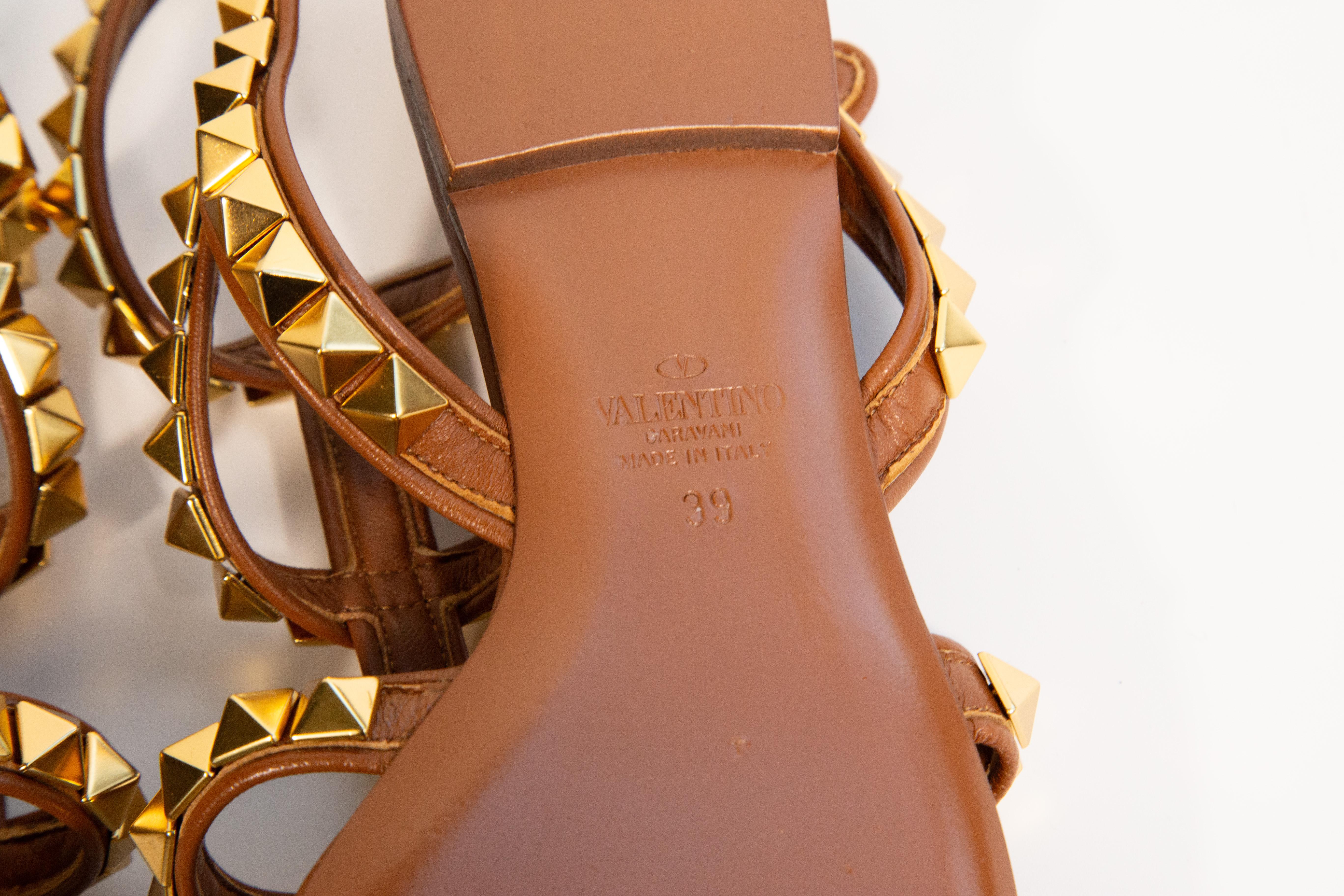 2000s Valentino Garavani Rockstud Sandalia de piel marrón talla EU 39 en venta 2
