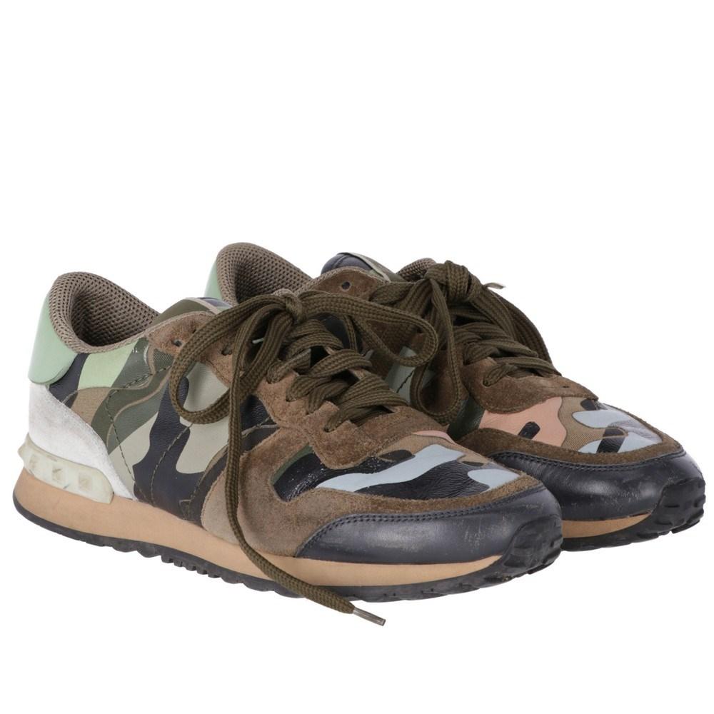 Camouflage leather Valentino Garavani sneakers. Military green suede and fabric details and rear classic rockstud decoration. Front lace-up fastening and logoed tongue.

Size: 36,5 IT

Measurements
Insole: 24 cm

Product code: X5251

Notes: The item