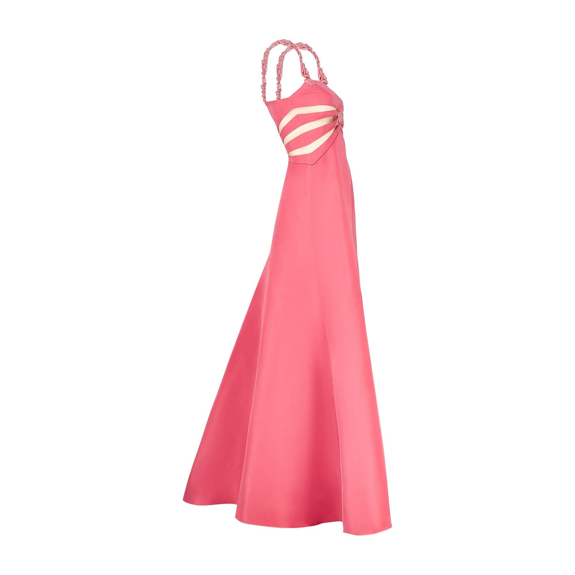 Este maxivestido rosa caramelo de Valentino, que acapara todas las miradas, se diseñó a principios de la década de 2000 y probablemente fue una pieza de la colección Crucero. Sin duda se diseñó antes de 2008, cuando el propio Valentino Garavani aún