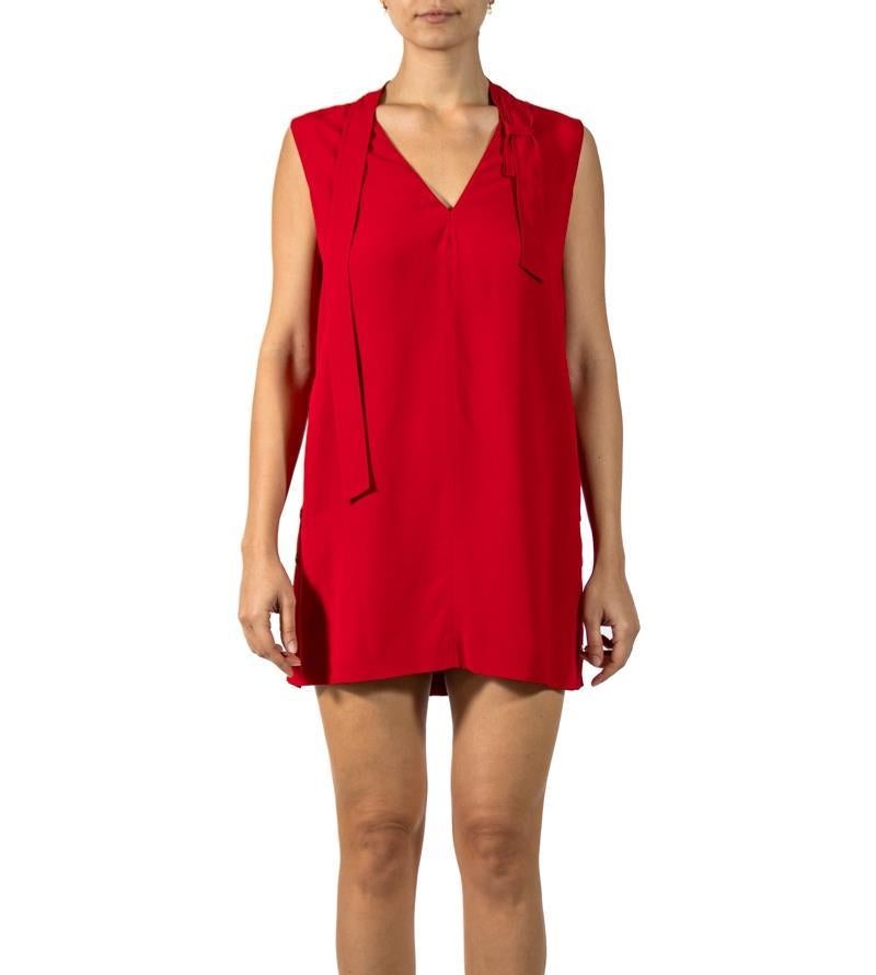 VALENTINO, robe sans manches en acétate et poly rouge avec nœud épaulement, années 2000 Excellent état - En vente à New York, NY