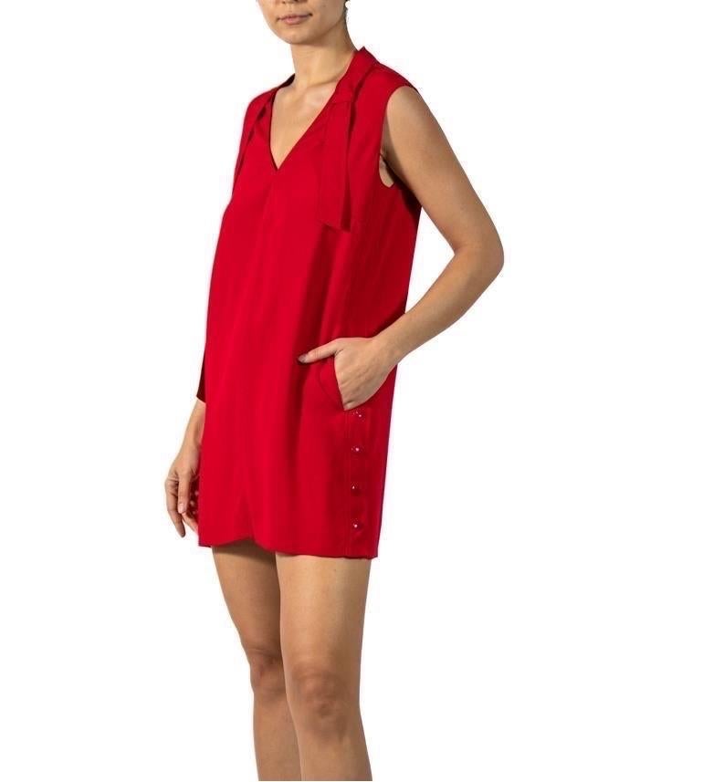 VALENTINO, robe sans manches en acétate et poly rouge avec nœud épaulement, années 2000 en vente 3