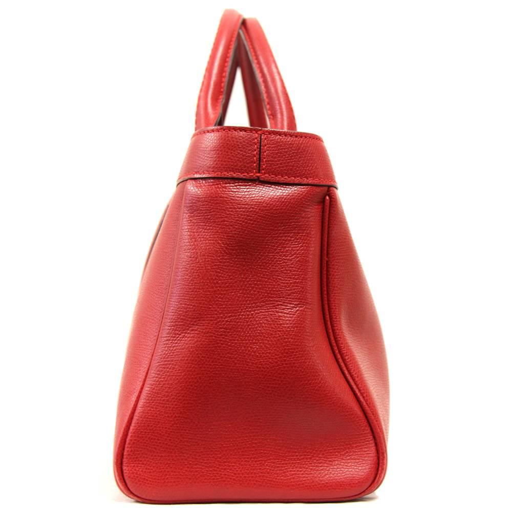 Valextra red leather handbag. Double handles. Two inner open compartments and one zipped. Lined.

The item shows slight signs of use, as showed in the pictures.

Flat measurements:
Width: 32 cm
Height: 20 cm
Depth: 10 cm