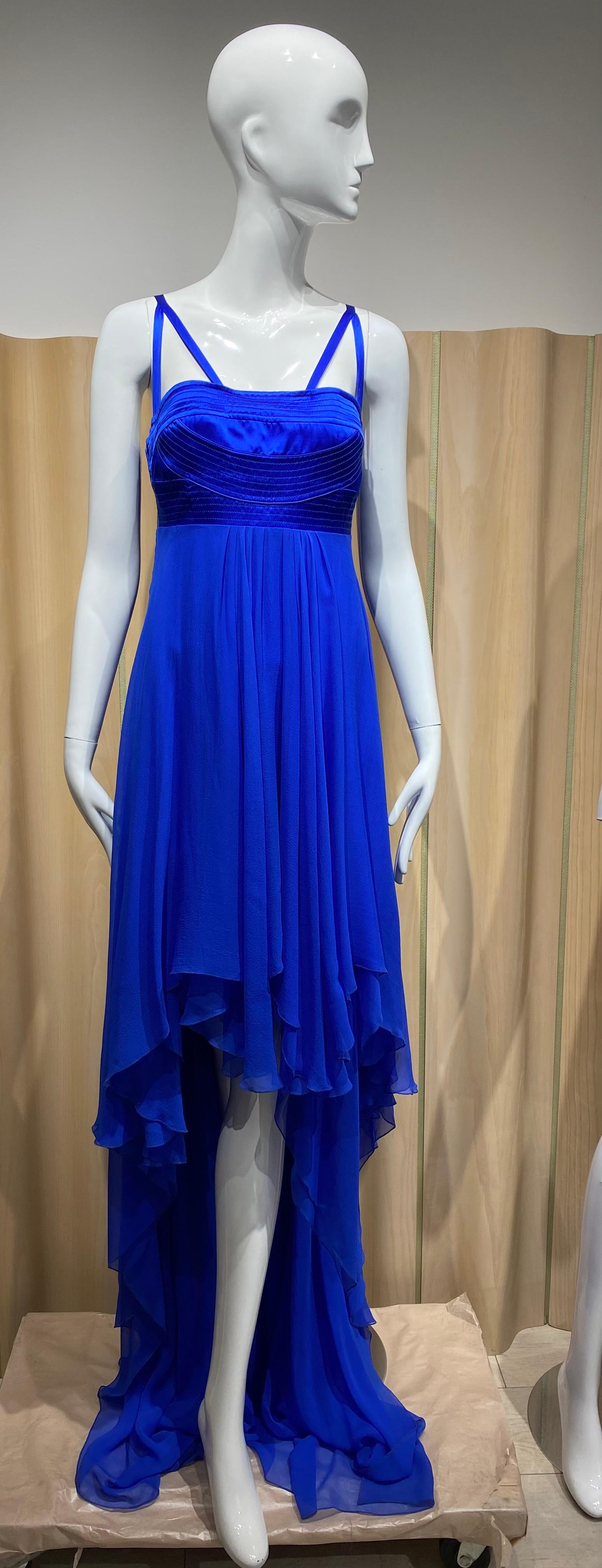 Robe bustier en soie bleue Versace des années 2000, avec bretelles et ourlet long.
Taille : 40 (taille 6)
**petites taches 