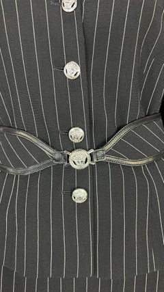 F/W 2004 Versace by Donatella Versace Traje con Cinturón Medusa a Rayas en Mezcla de Lana Negro