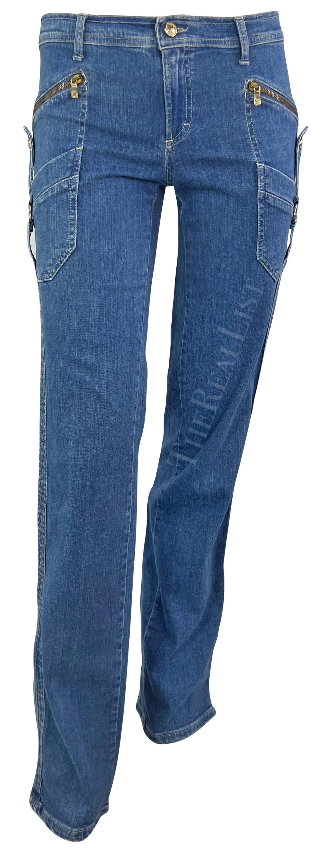 Voici un fabuleux jean Versace délavé, dessiné par Donatella Versace. Datant du début des années 2000, ce jean chic présente une coupe fuselée et un ourlet légèrement évasé. Les jeans sont dotés de grandes poches zippées sur chaque cuisse et