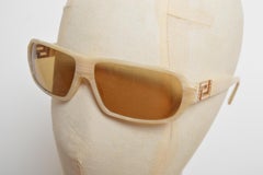 Lunettes de soleil Versace des années 2000 : rectangulaires, couleur crème, effet marbré, ovales épurées, motif « Greca Key » et strass « Diamonté »