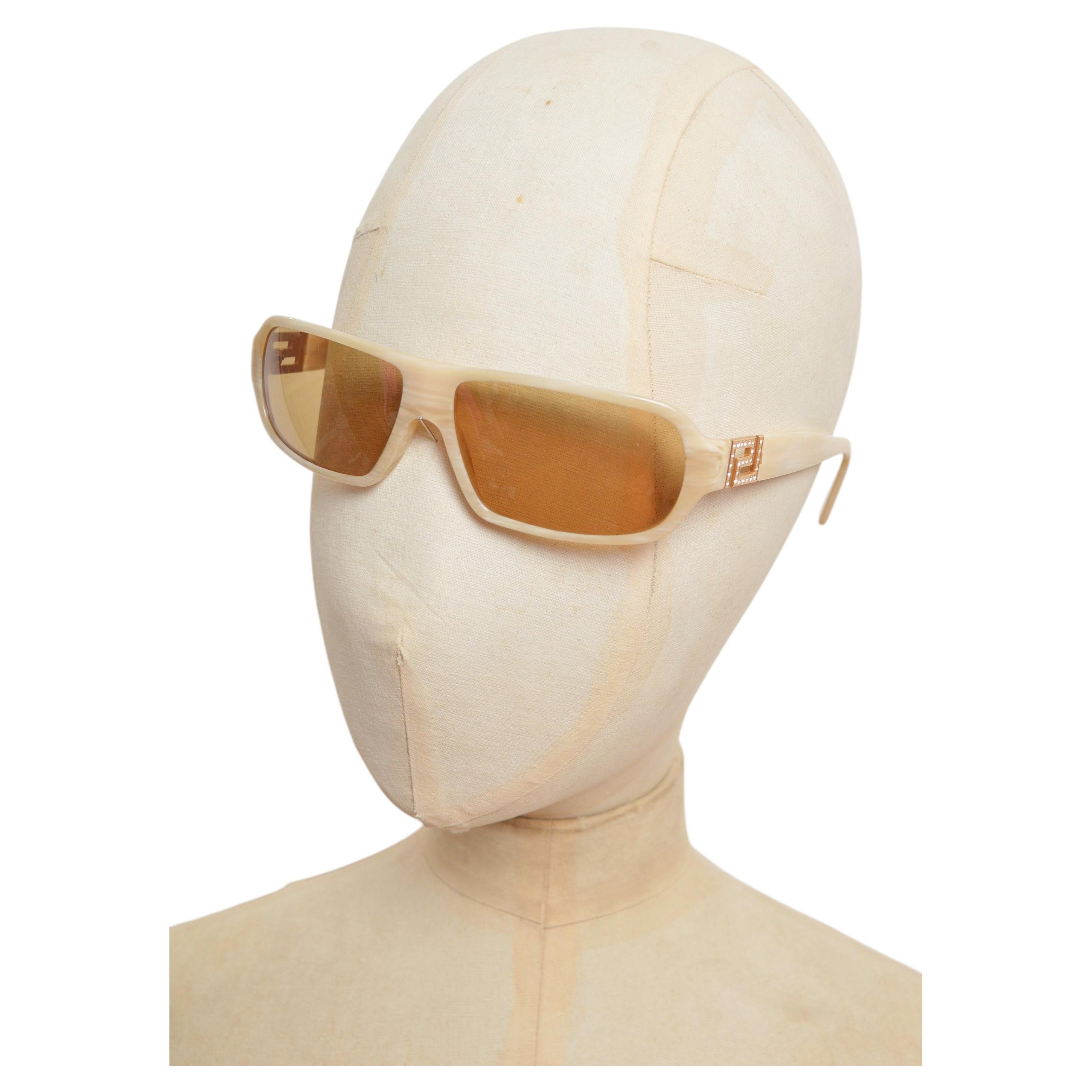 Gafas de sol de los años 2000 de VERSACE: color crema, diseño rectangular con efecto mármol, forma ovalada elegante, motivo «Greca Key» y diamantes de imitación en venta
