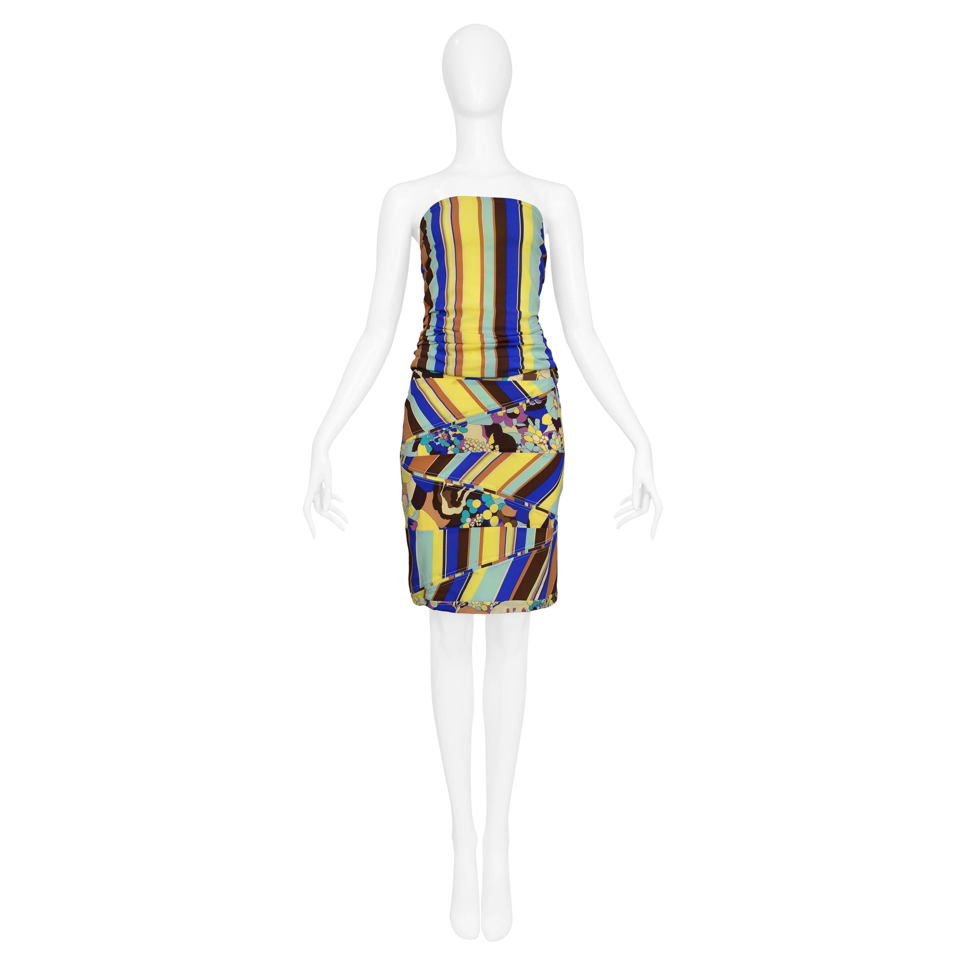 Resurrection Vintage a le plaisir de vous proposer un ensemble vintage de Versace composé d'un haut et d'une jupe à rayures jaunes, bleues et marron avec des empiècements floraux, un haut sans bretelles avec fermeture éclair sur le côté et une jupe
