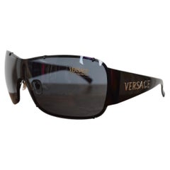 Occhiali da sole avvolgenti Versace degli anni 2000 con grande maschera nera, stile Y2K, vintage