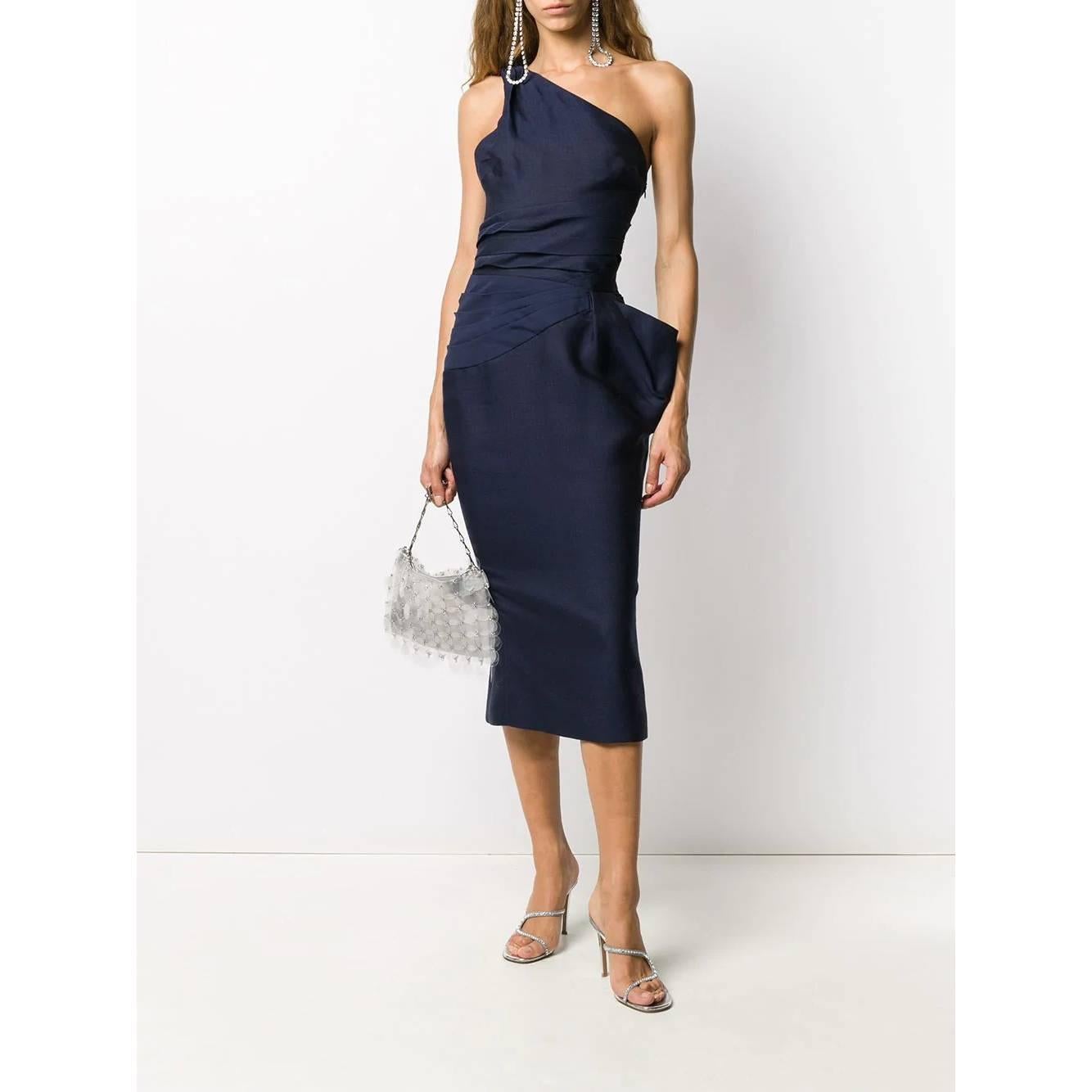 Versace blue wool midi dress. One-shoulder model, fitted silhouette and draped detail at the waist. Side zip closure and back vent.

Years: 2000s

Made in Italy

Size: 38 IT

Flat measurements
Height: 125 cm
Bust: 37 cm
Waist: 31 cm
Hips: 46 cm
