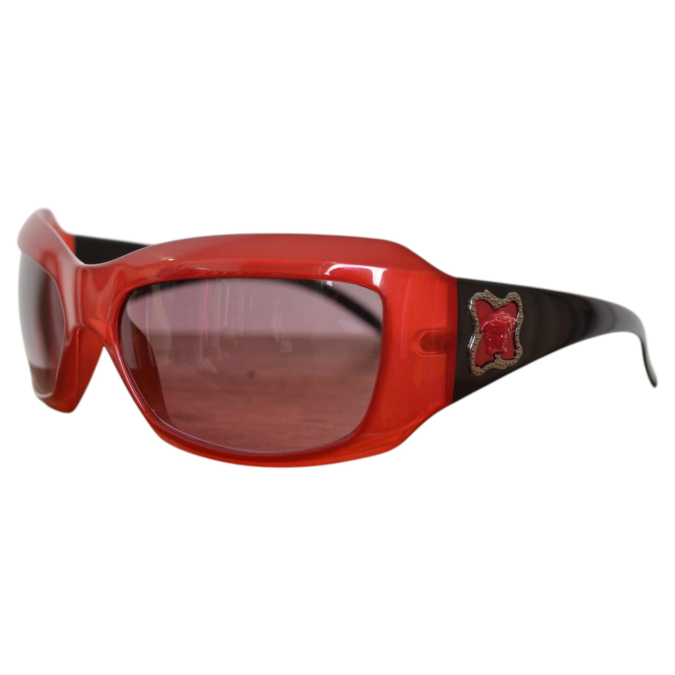 Sonnenbrille aus den 2000er Jahren von Versace mit himbeerrotem Medusa-Rahmen in Burgunderrot im Angebot