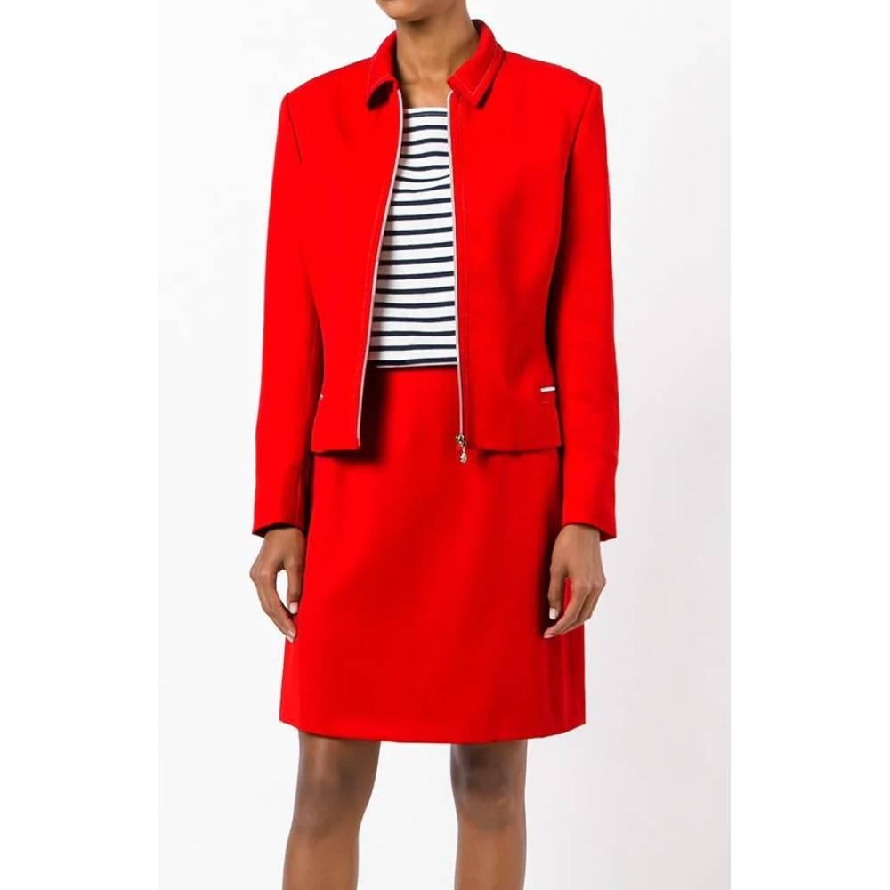 Versace red wool suit consisting of jacket with classic collar, long sleeves, front zip closure and welt pockets with zip; long skirt up to the knee straight. 

Years: 2000s

Made in Italy

Size: 44 IT

Linear measures

Jacket
Bust: 49 cm
Shoulders: