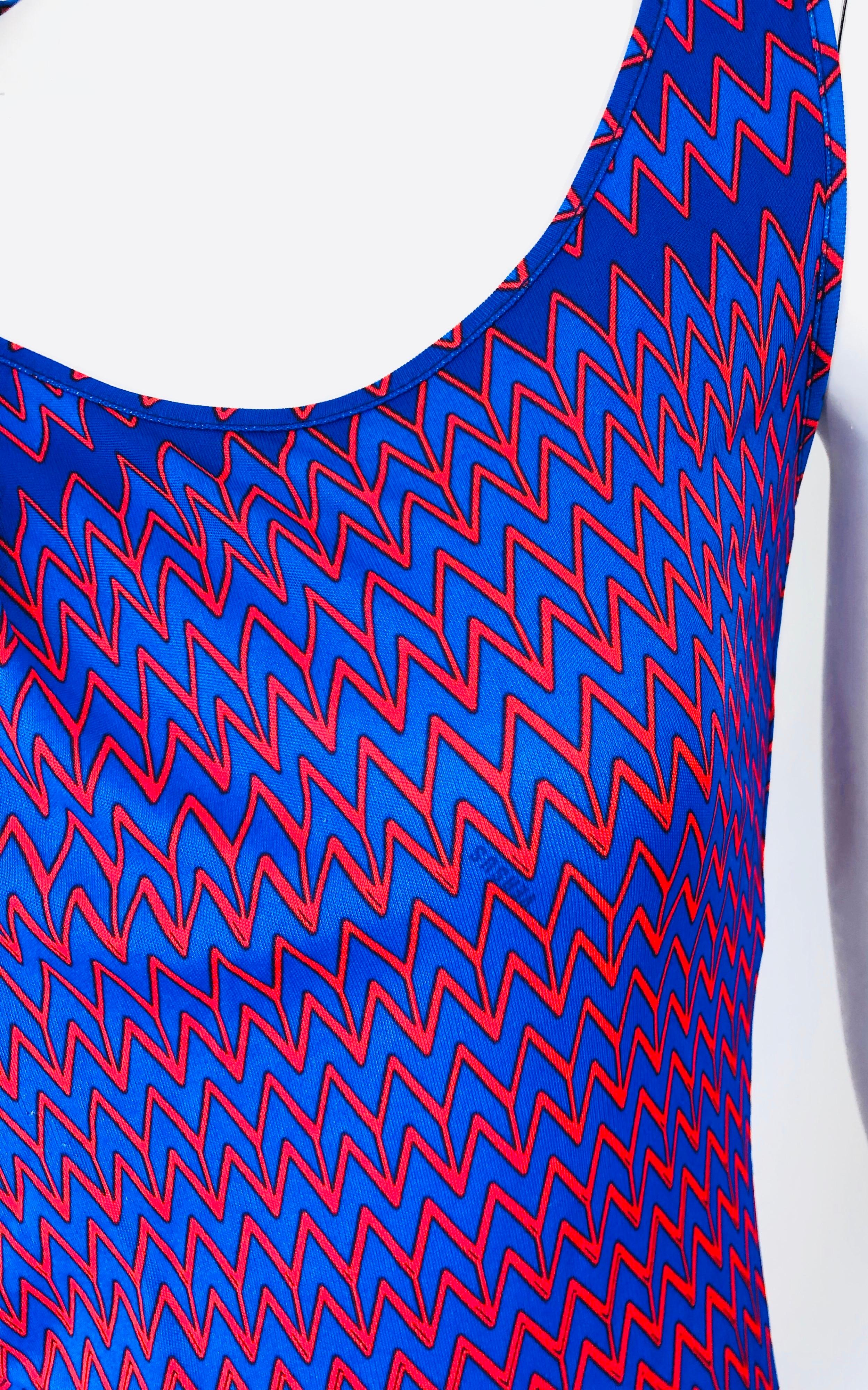Versace Versus - Chemise sans manches en jersey de rayonne bleu et rouge à imprimé chevron, années 2000 en vente 8