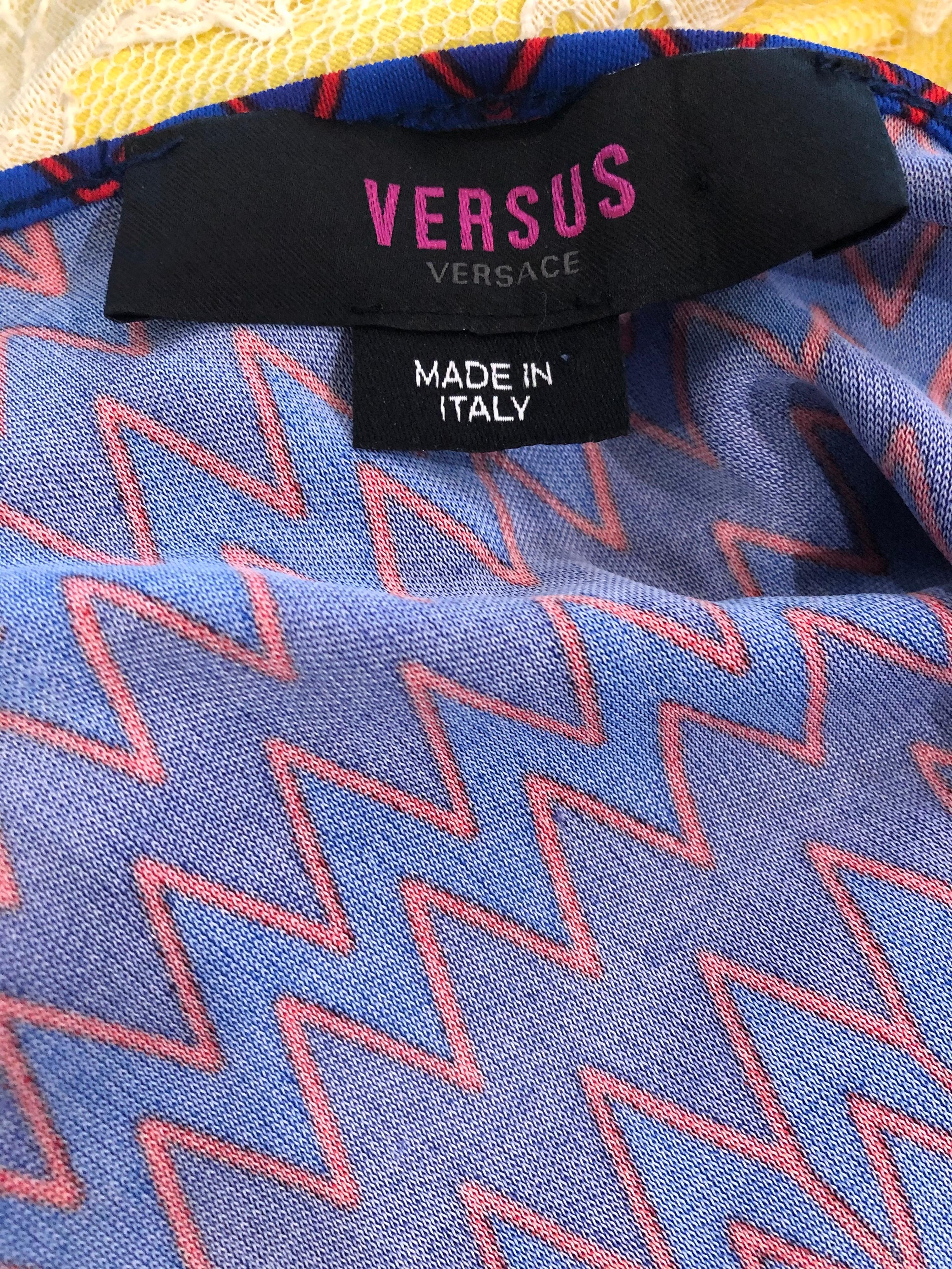 Versace Versus - Chemise sans manches en jersey de rayonne bleu et rouge à imprimé chevron, années 2000 en vente 11