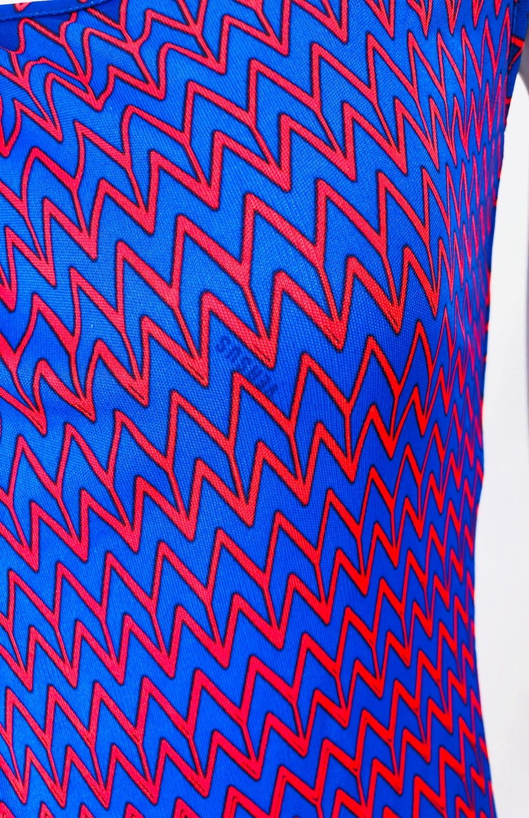 Versace Versus anni 2000 Top camicia senza maniche con stampa Chevron in  jersey di rayon blu e rosso in vendita su 1stDibs Italia, image size:768x1188