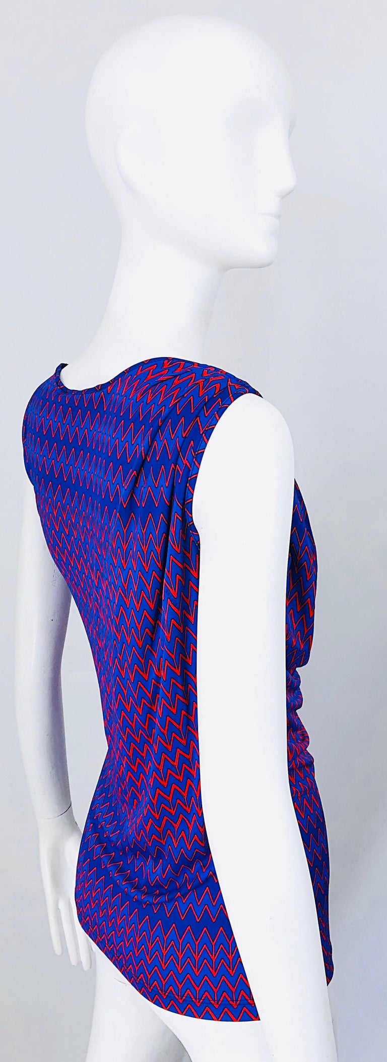 2000s Versace Versus Blue + Red Rayon Jersey Chevron Print Sleeveless Shirt Top In New Condition For Sale In San Diego, CA