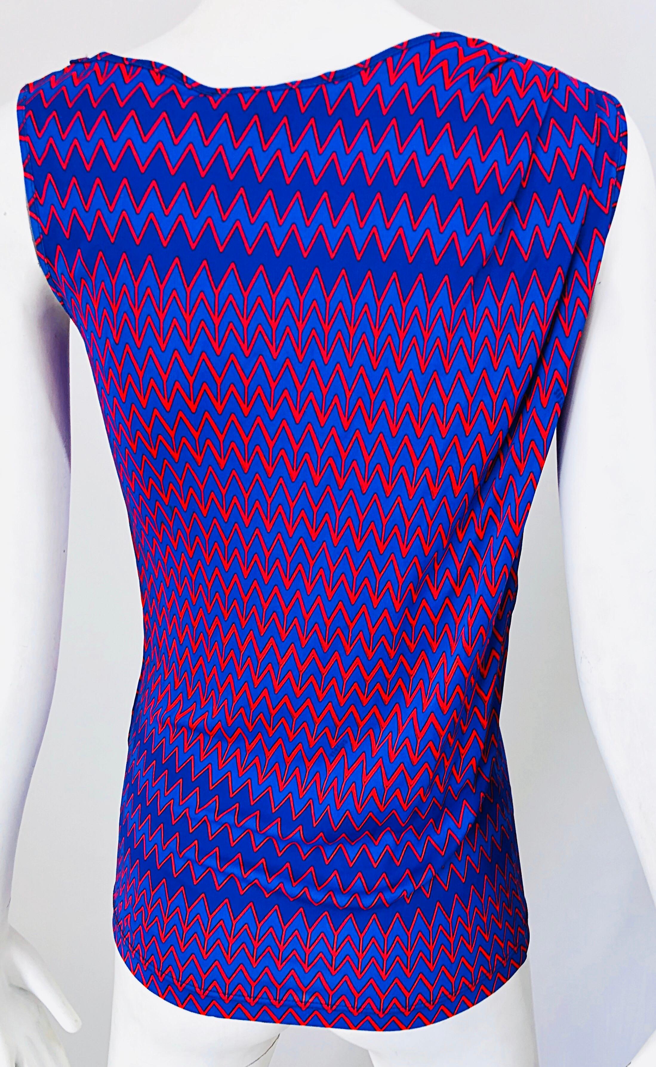 2000er Versace Versus Blau + Rot Rayon Jersey Chevron Print Ärmelloses Shirt Top im Angebot 2