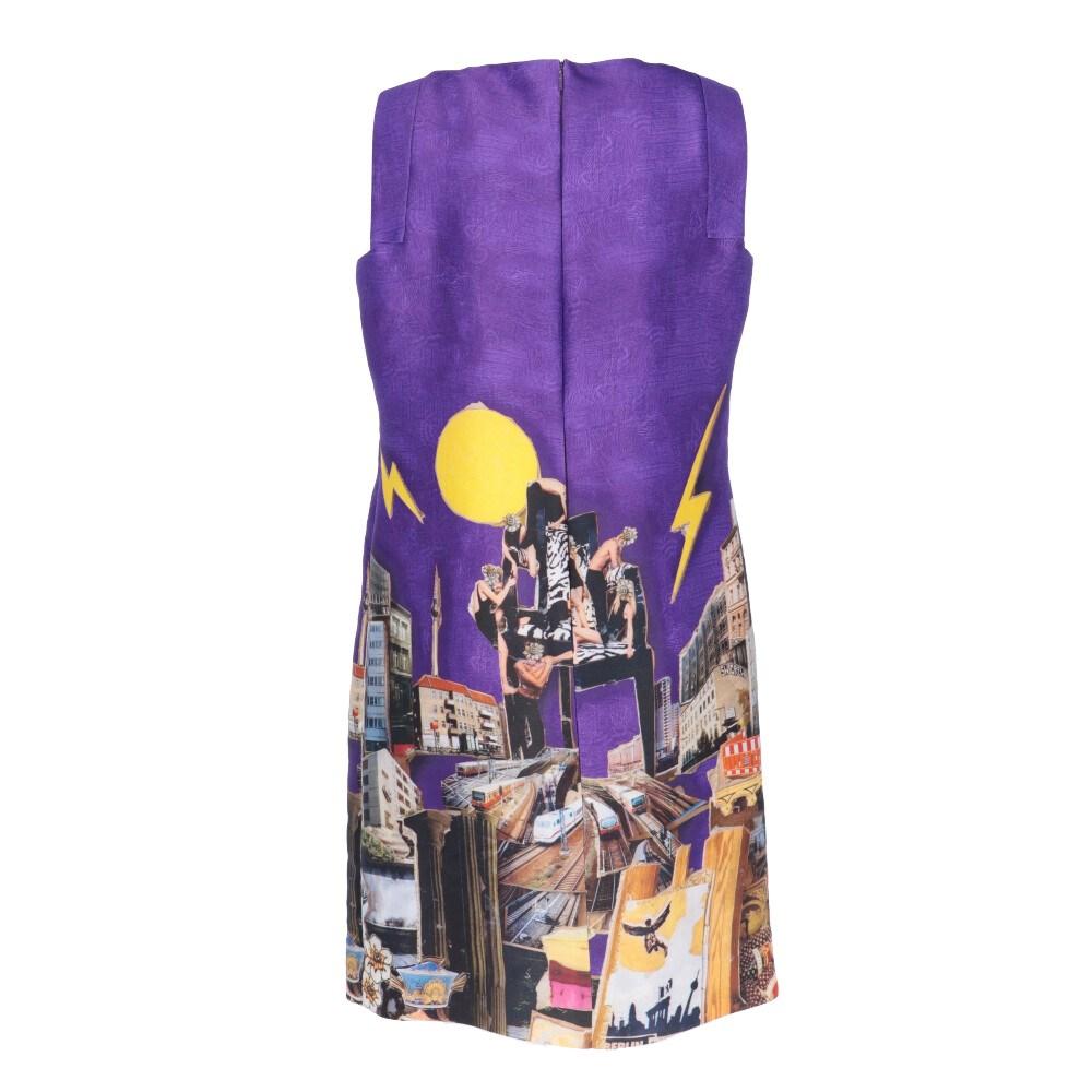 Versace purple silk dress with multicolored print on the bottom. Flared model, round neck and back closure with zip and hook.

Size: 44 IT

Flat measurements
Height: 96 cm
Bust: 48 cm

Product code: X0970

Composition: Outer: 100% Silk
Lining: 6%