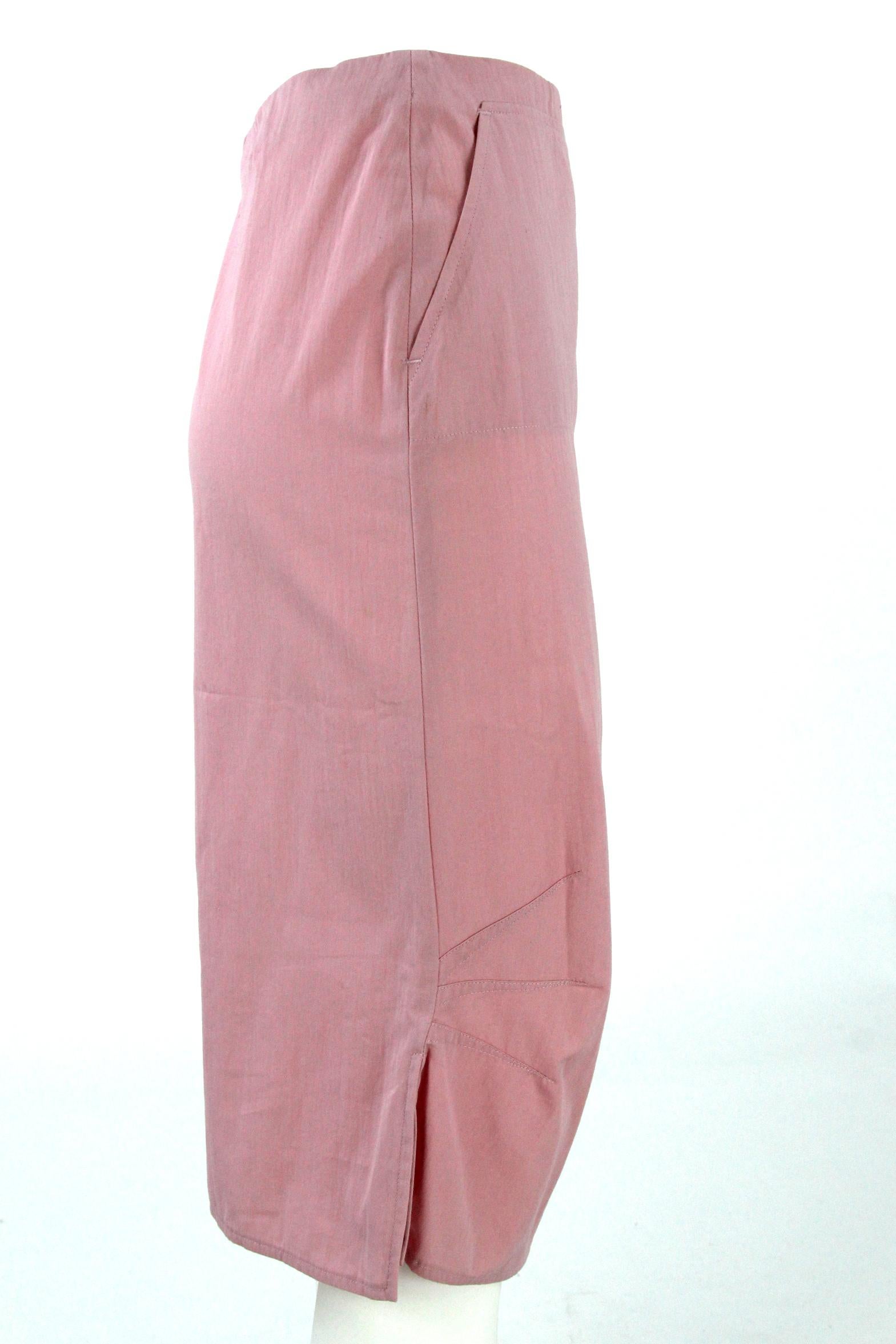 Versus pink cotton blend straight skirt. High-waisted model, hem with side slits and decorative modeling pleats on the knee, zip and hook closure on the back.

Size: 40 IT

Flat measurements
Height: 68 cm
Waist: 35 cm
Hips: 44 cm

Product code: