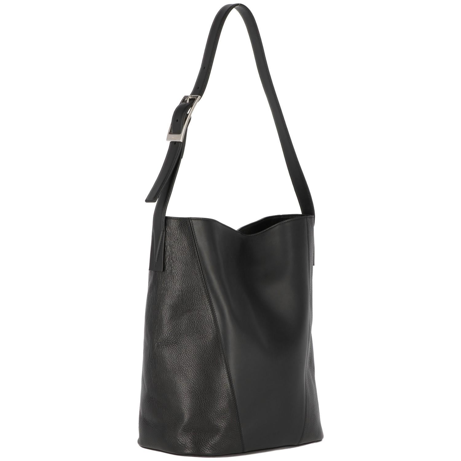 The stylish Vince bucket bag is in black leather and in perfect conditions. With the adjustable shoulder strap and silver-tone metal branded details and buckle, the bag features a black lining and one inner zip-pocket. 
Years: 2000s

Width: 30