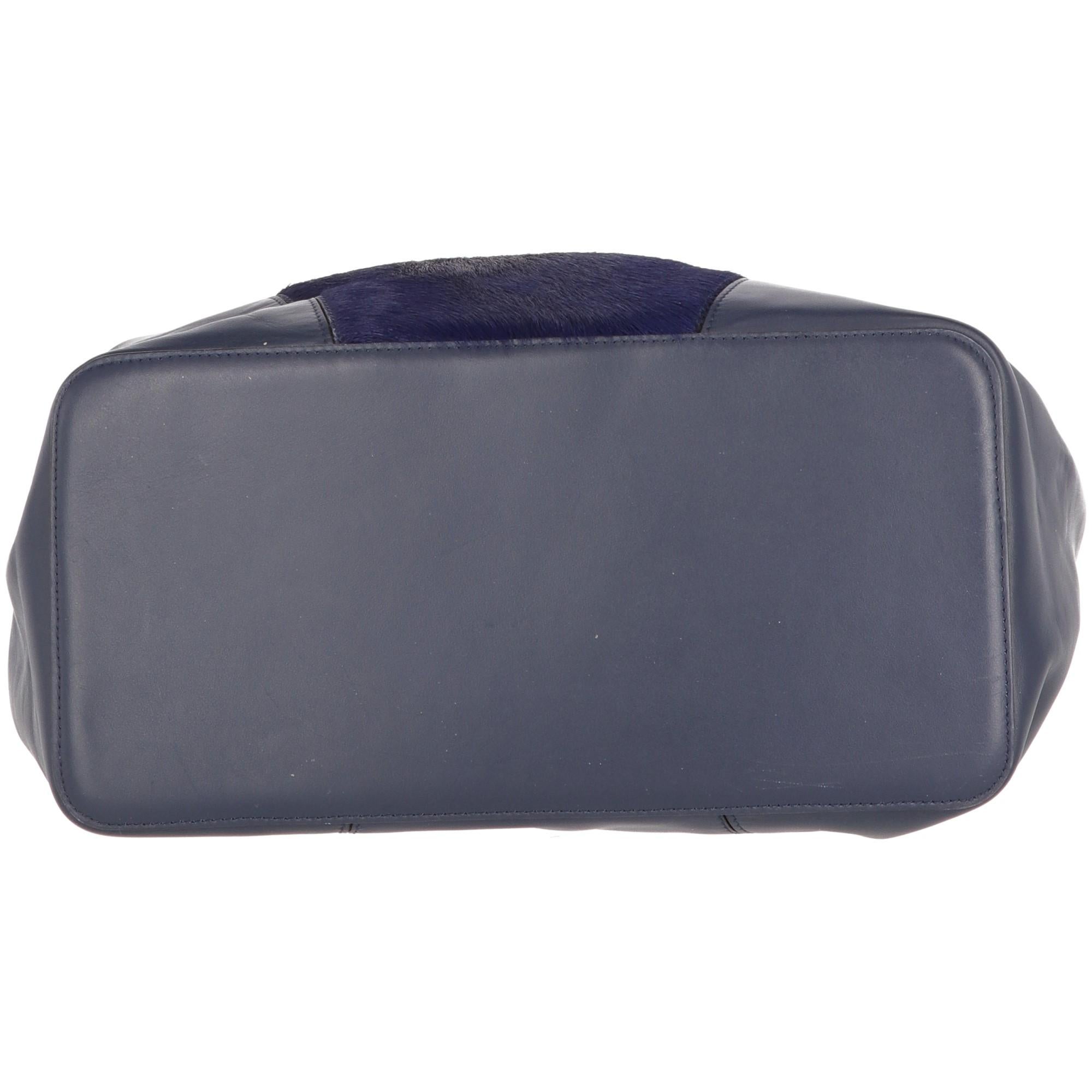 Women's 2000s Vince blue leather bag featuring a tone-on-tone calf hair insert For Sale