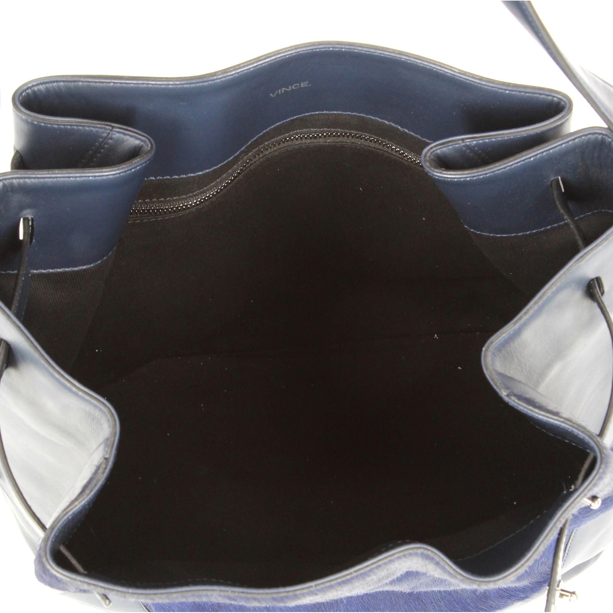 2000s Vince blue leather bag featuring a tone-on-tone calf hair insert For Sale 1