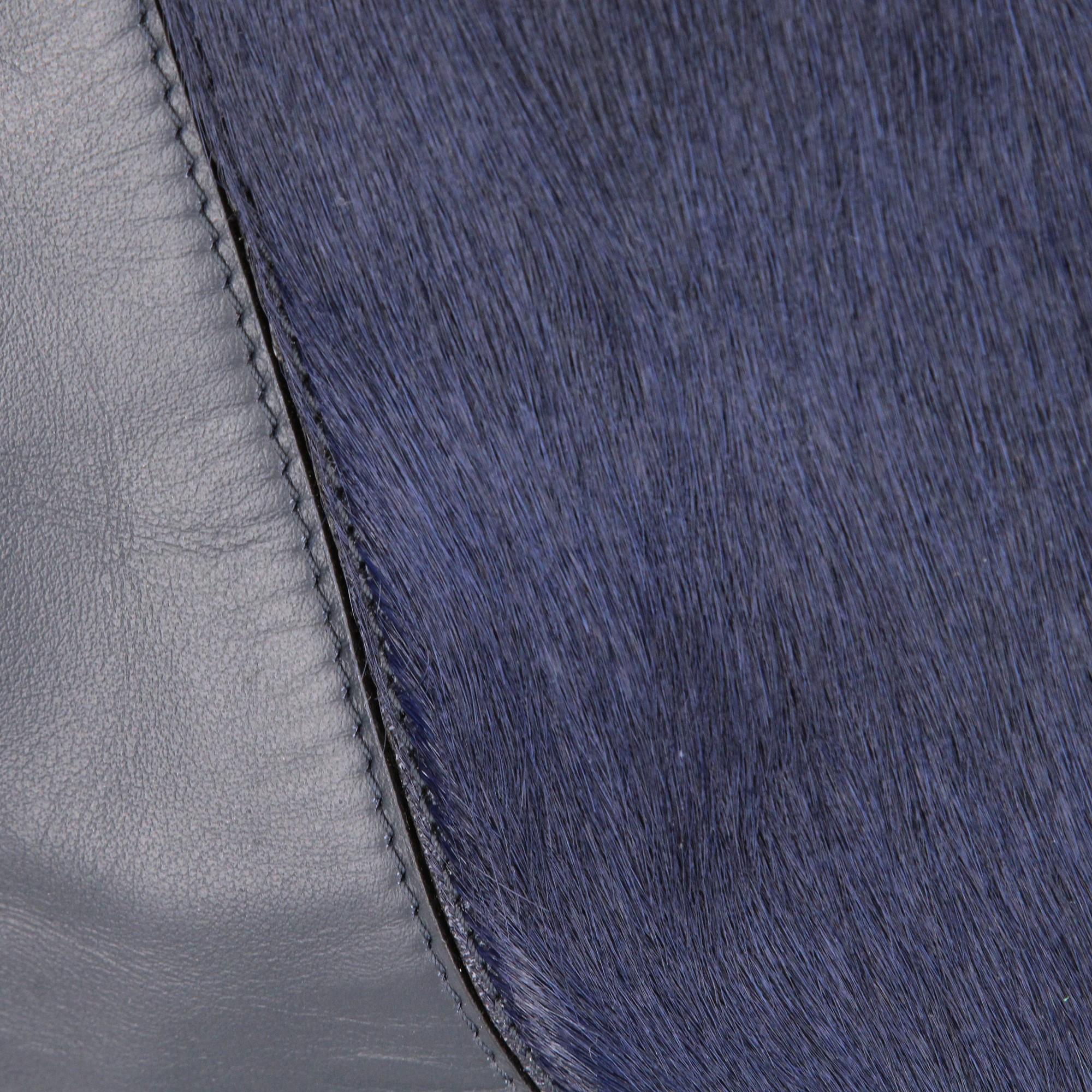 2000s Vince blue leather bag featuring a tone-on-tone calf hair insert For Sale 3