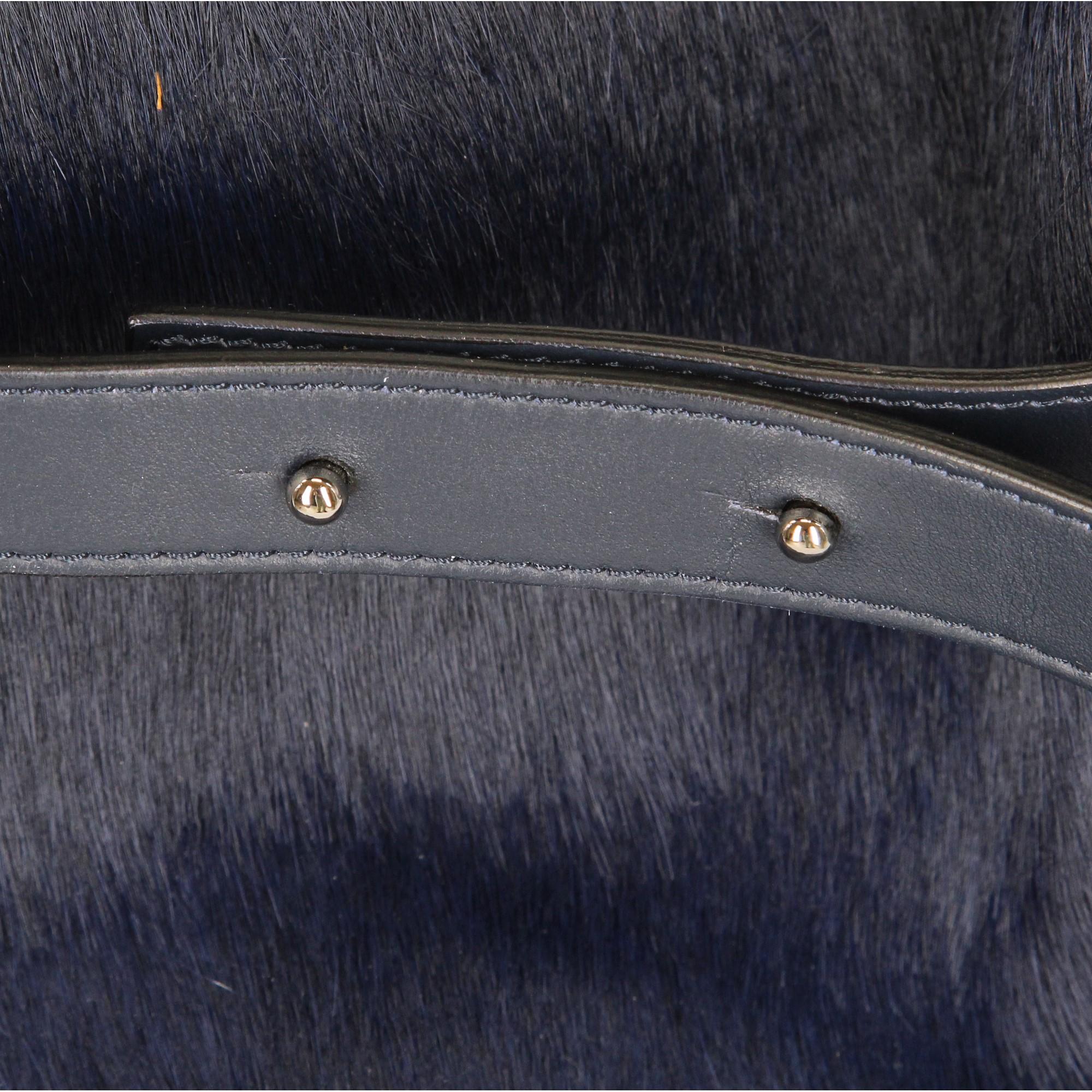 2000s Vince blue leather bag featuring a tone-on-tone calf hair insert For Sale 4