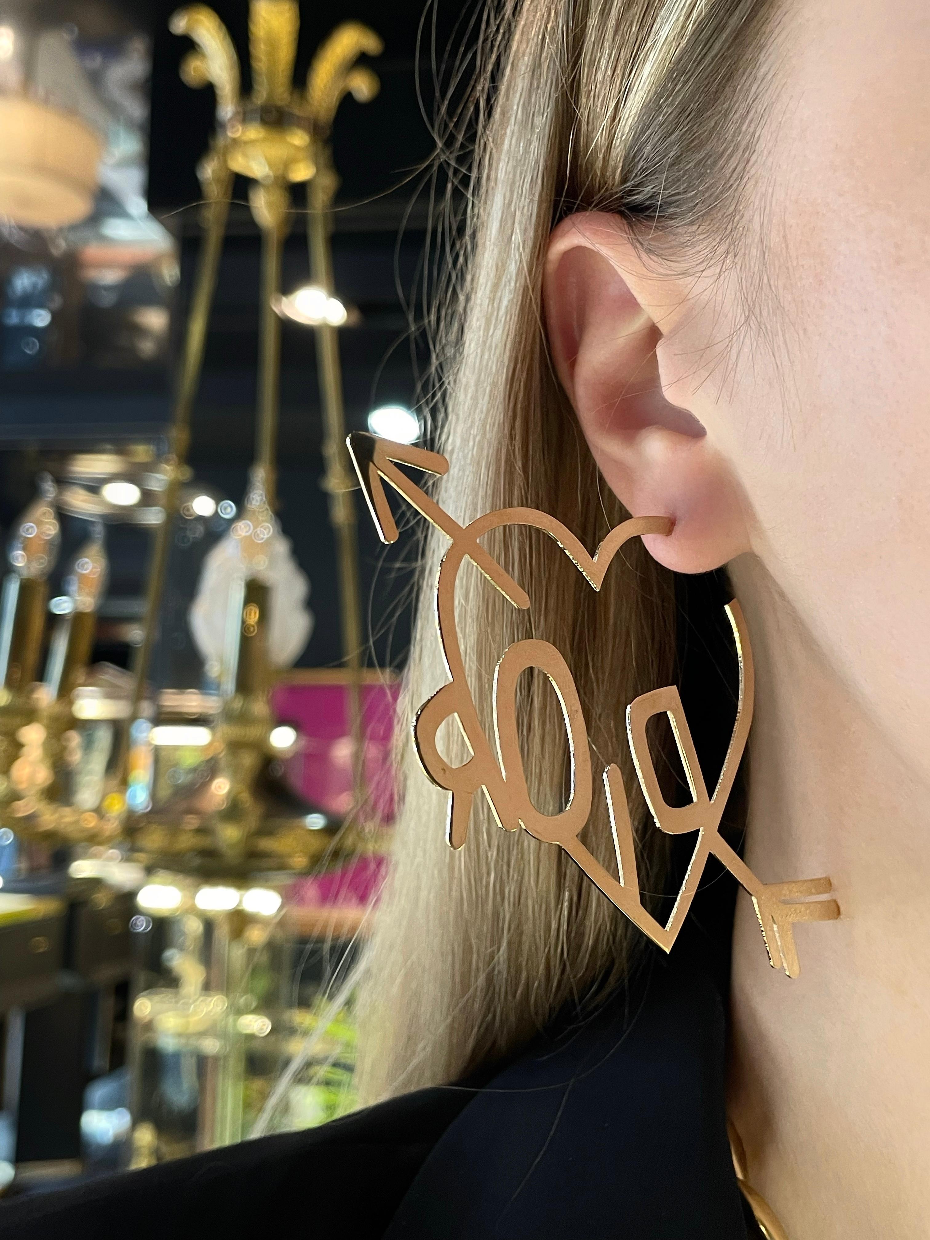 This is a massive pair of heart arrow hoop earrings designed by Christian Dior in 2000s. The piece is made in gold tone. It is perfect for unforgettable look. 

Size: 9.5x5.5cm

———

If you have any questions, please feel free to ask. We describe