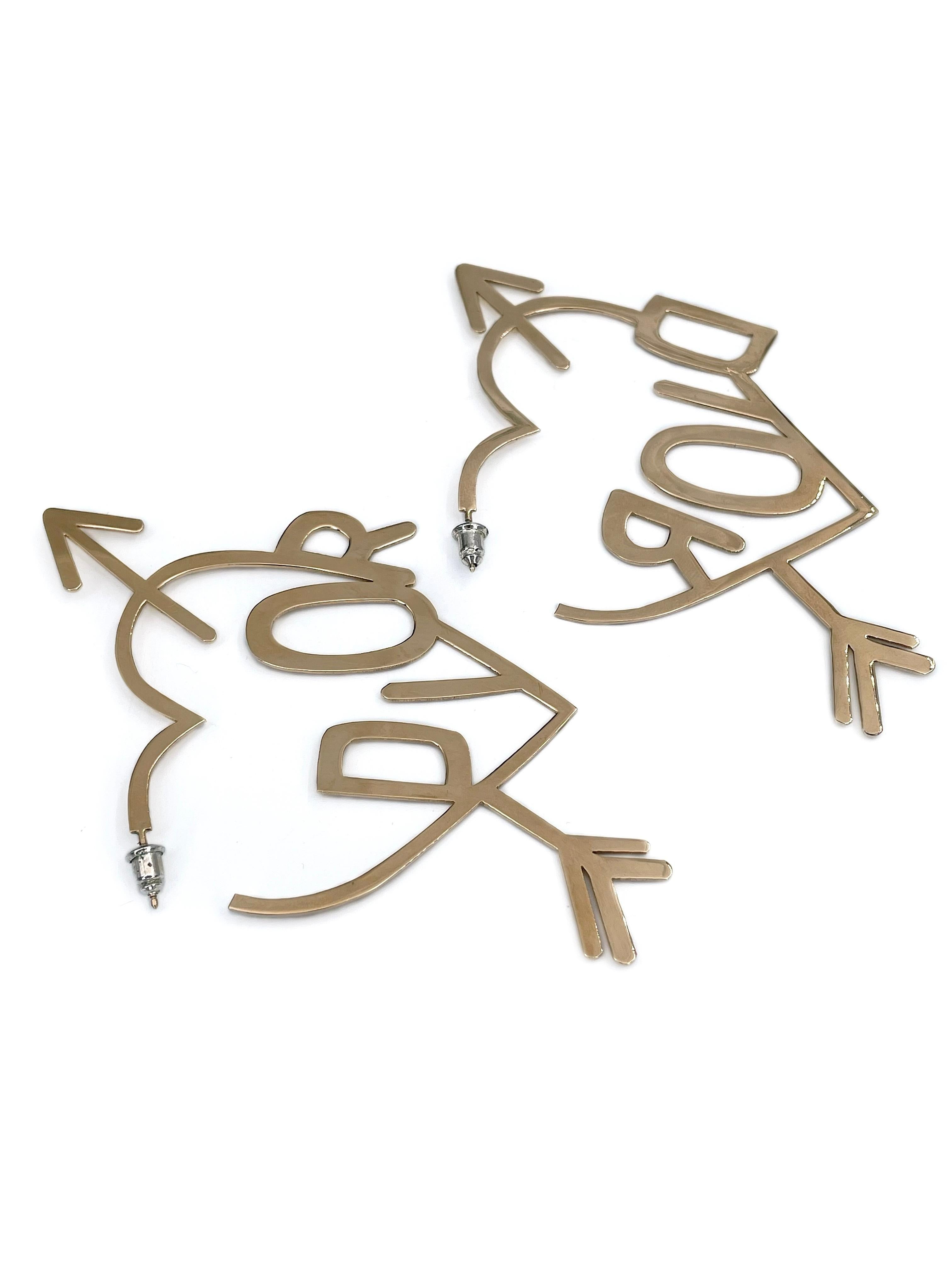 2000s Vintage Christian Dior Gold Tone Heart Arrow Massive Hoop Earrings In Good Condition In Vilnius, LT