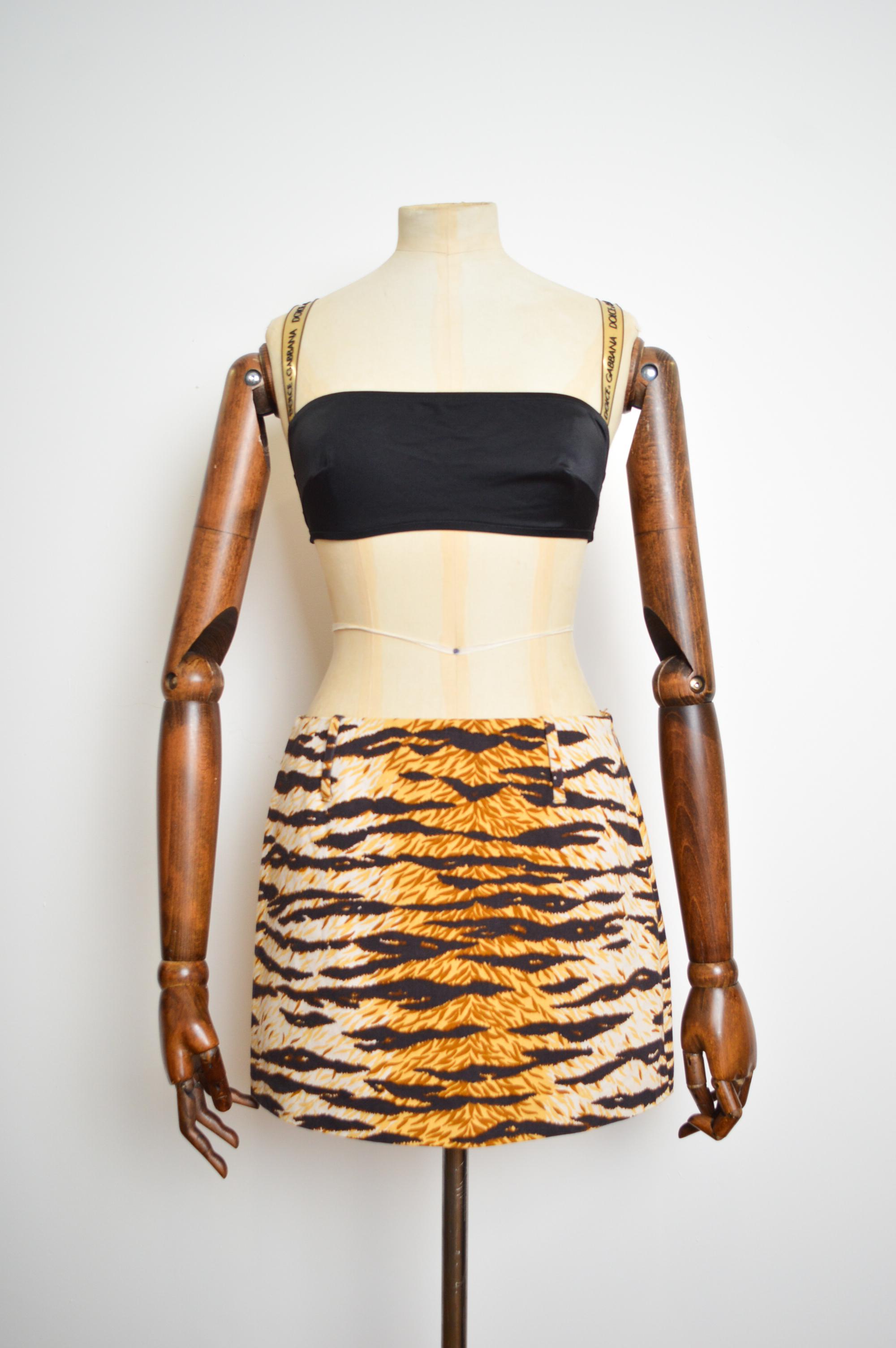 Women's 2000's Vintage Dolce & Gabbana Tiger Print Mid Rise Y2k Animal Mini Skirt For Sale