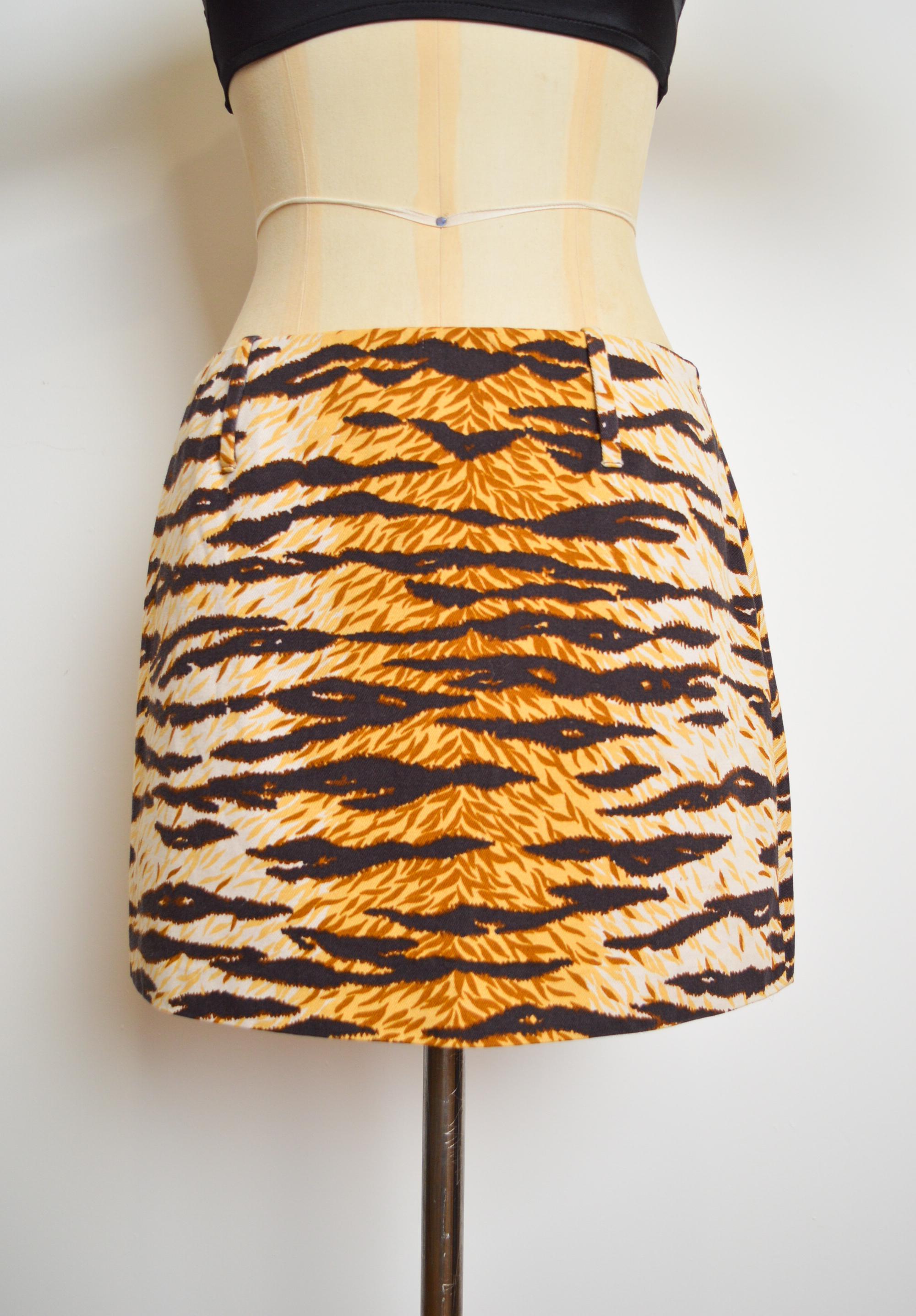 2000's Vintage Dolce & Gabbana Tiger Print Mid Rise Y2k Animal Mini Skirt For Sale 1