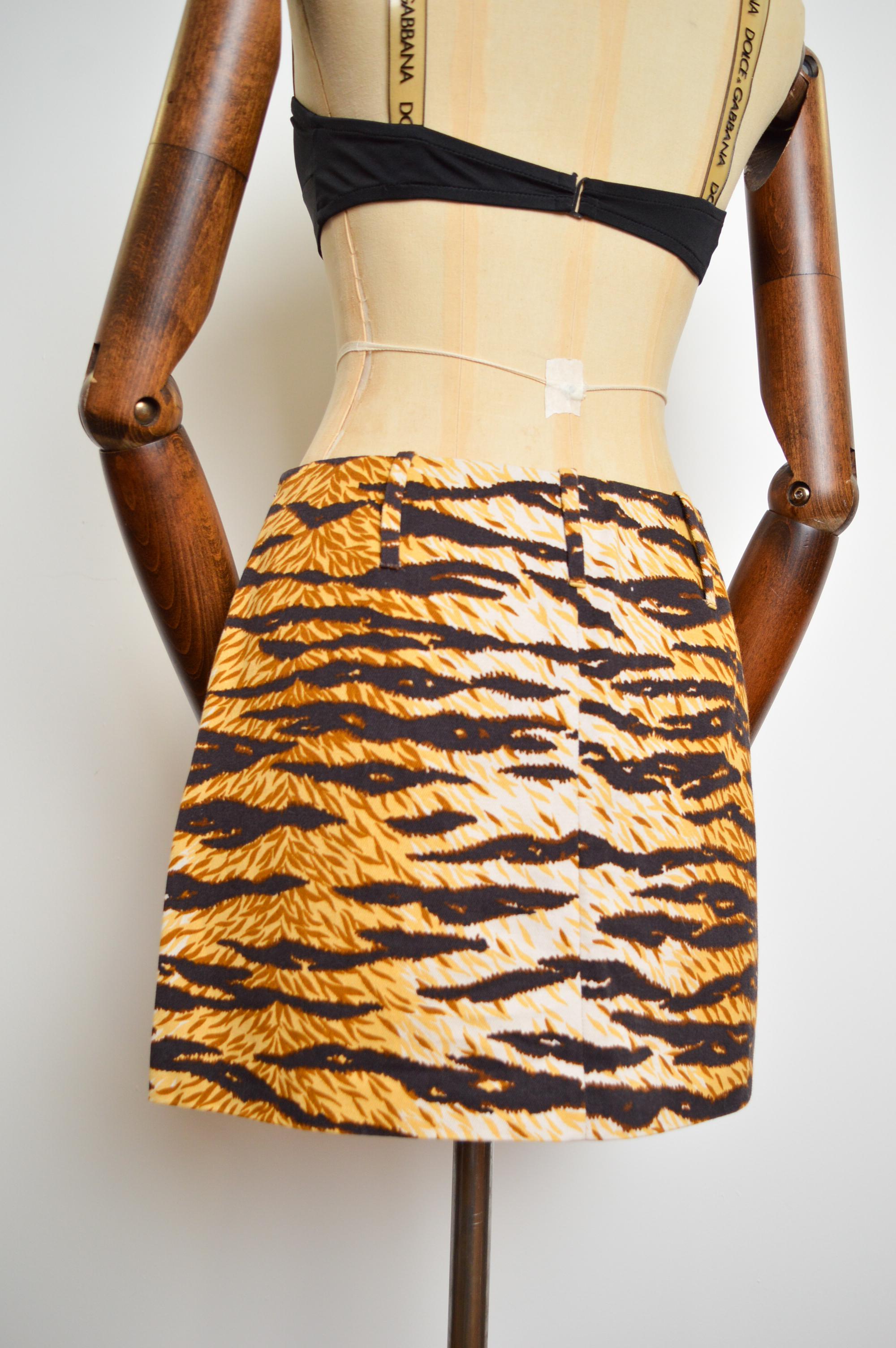 2000's Vintage Dolce & Gabbana Tiger Print Mid Rise Y2k Animal Mini Skirt For Sale 2
