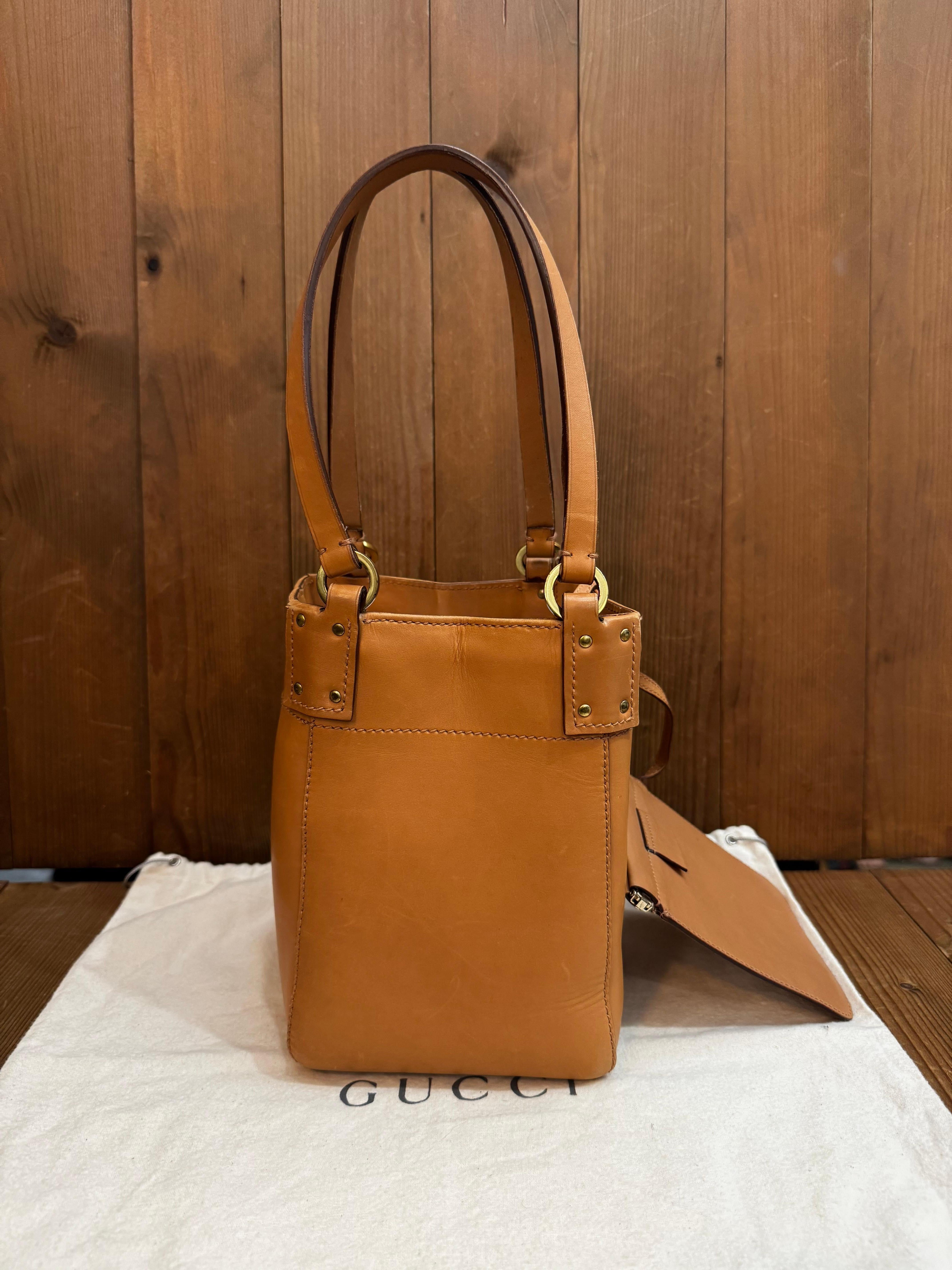 Women's 2000s Vintage GUCCI Cowhide Leather Bucket Bag Brown For Sale