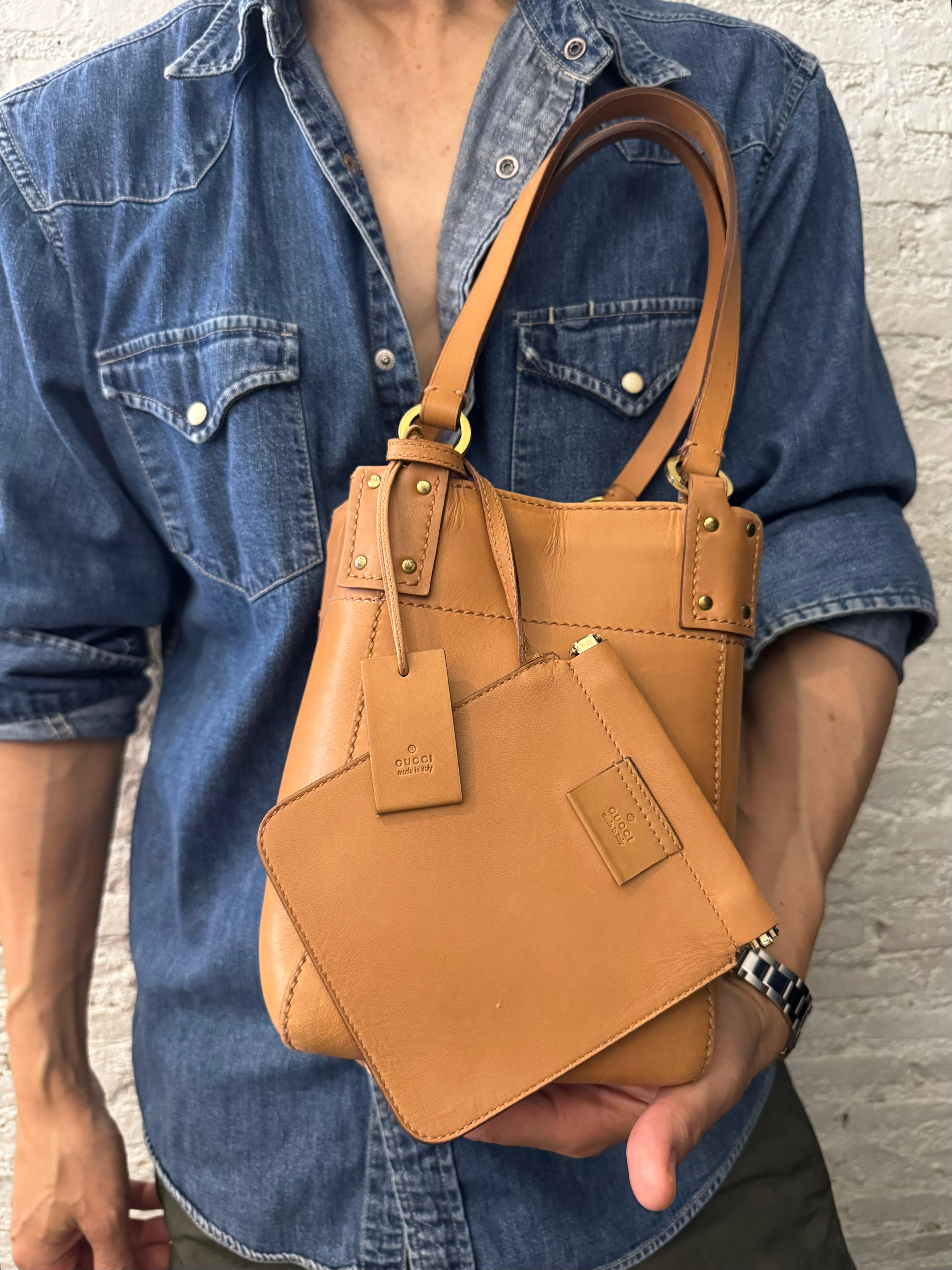 2000s Vintage GUCCI Cowhide Leather Bucket Bag Brown For Sale 2