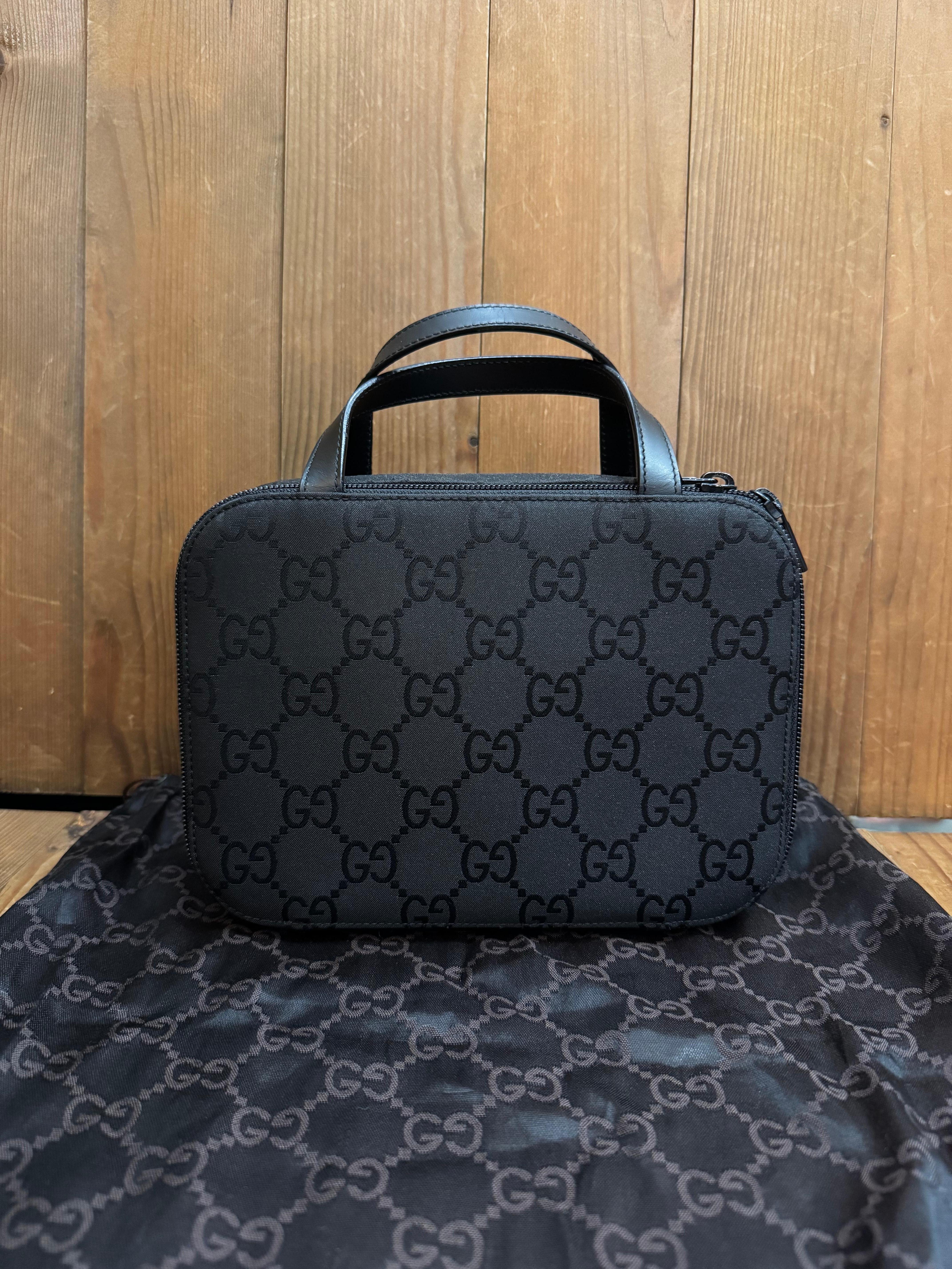 2000s Vintage GUCCI GG Monogramme Nylon Vanity Handbag Black Bon état - En vente à Bangkok, TH
