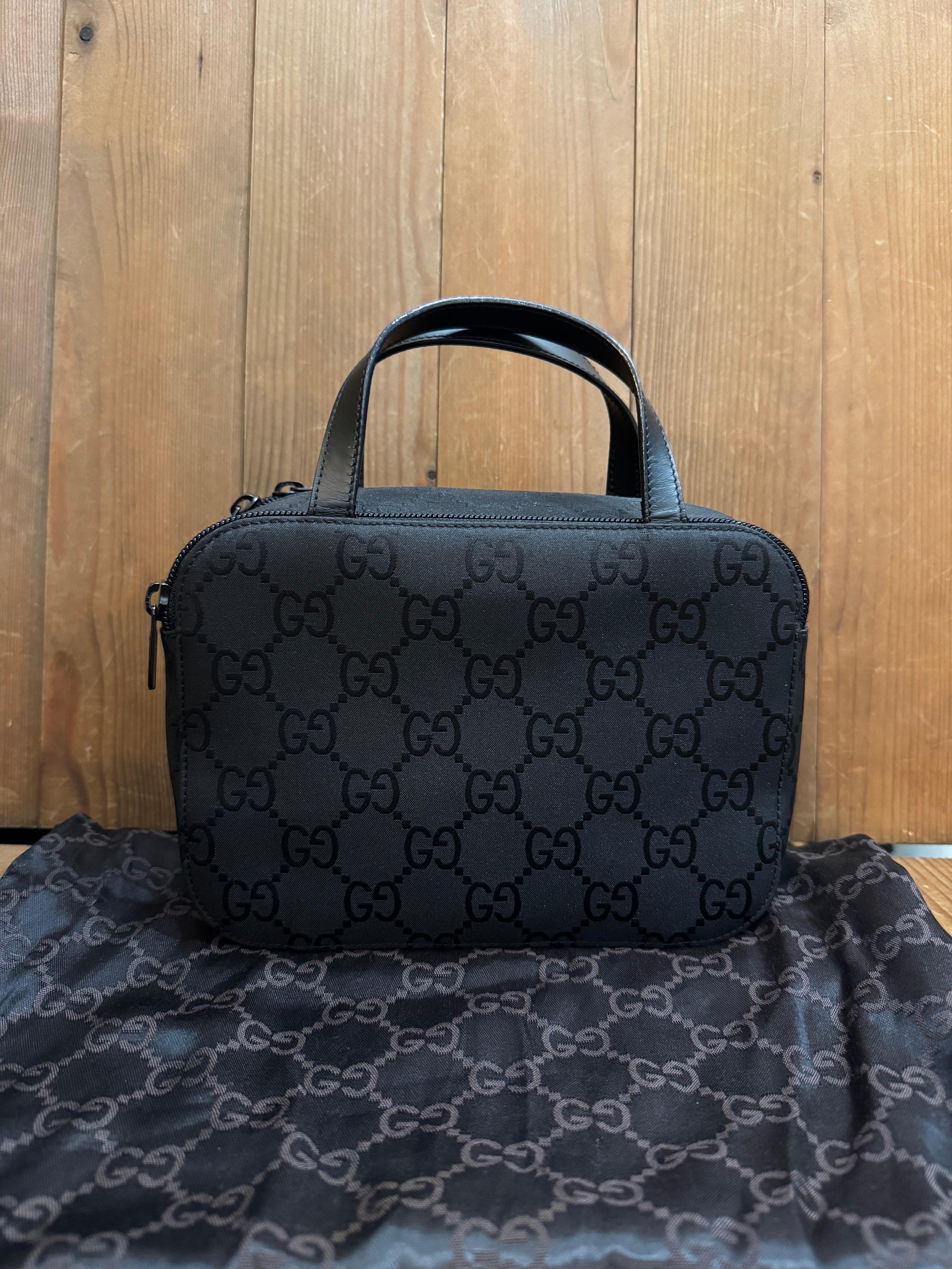 Noir 2000s Vintage GUCCI GG Monogramme Nylon Vanity Handbag Black en vente