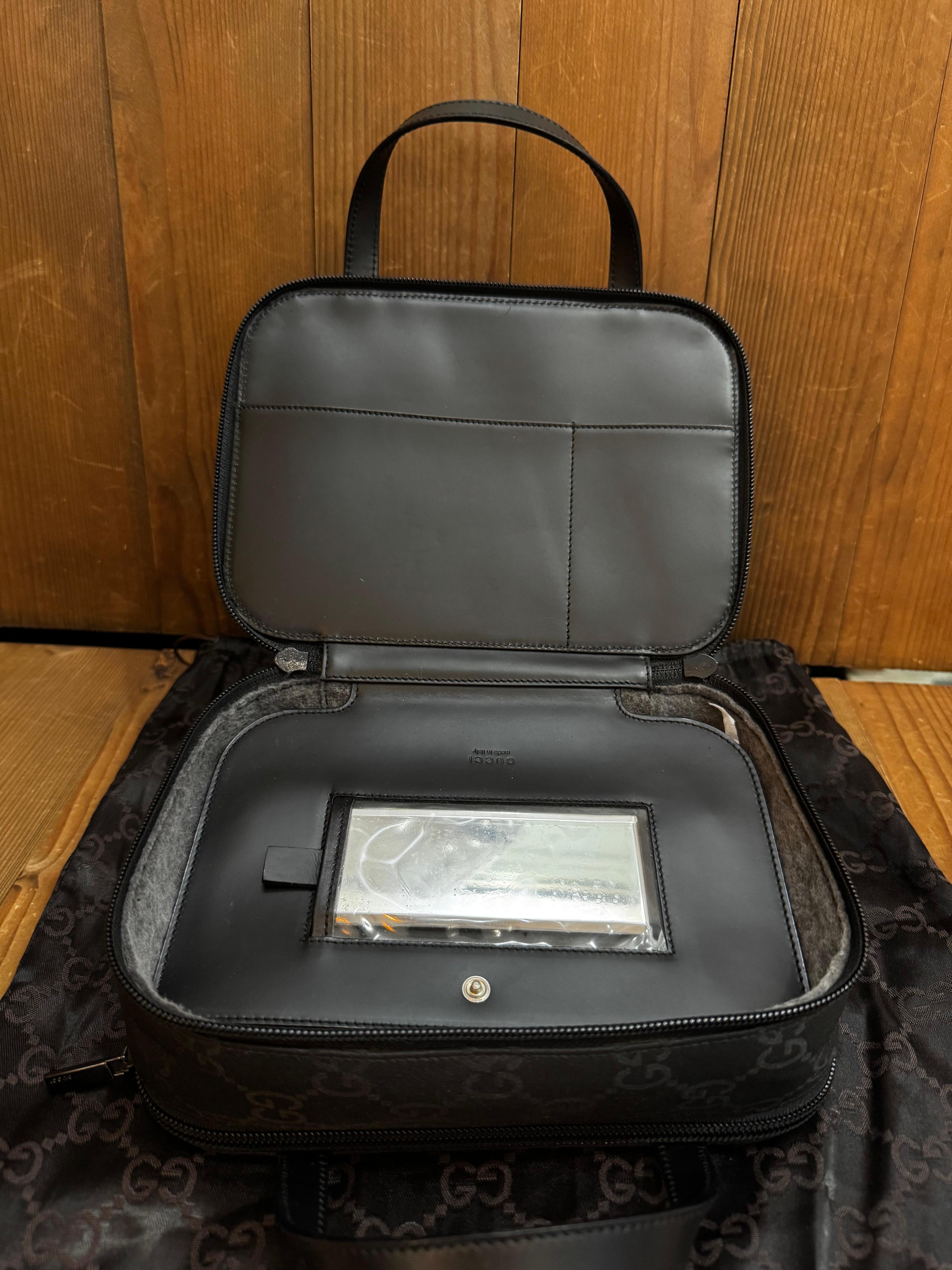 2000s Vintage GUCCI GG Monogramme Nylon Vanity Handbag Black en vente 3