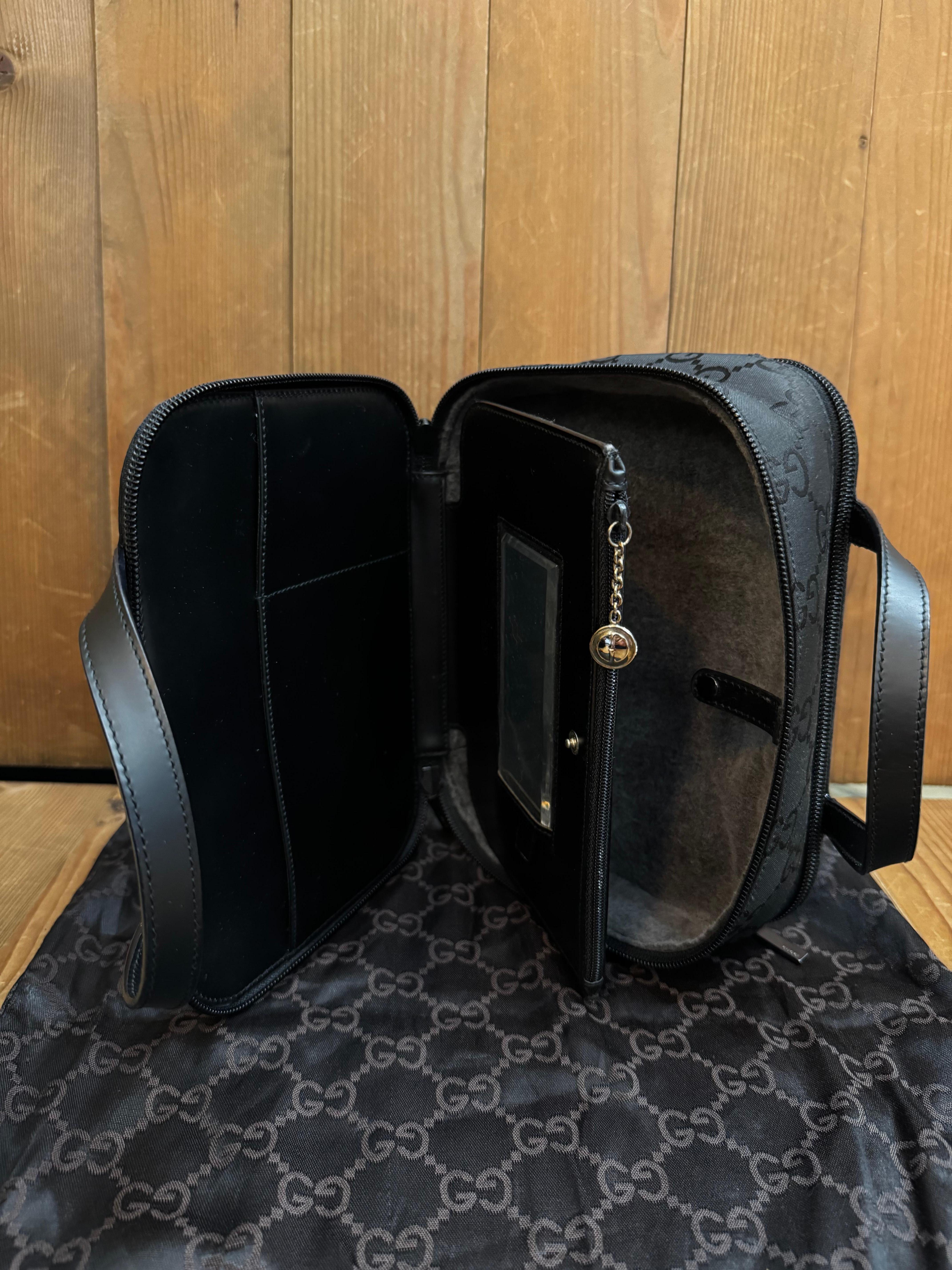 2000s Vintage GUCCI GG Monogramme Nylon Vanity Handbag Black en vente 4