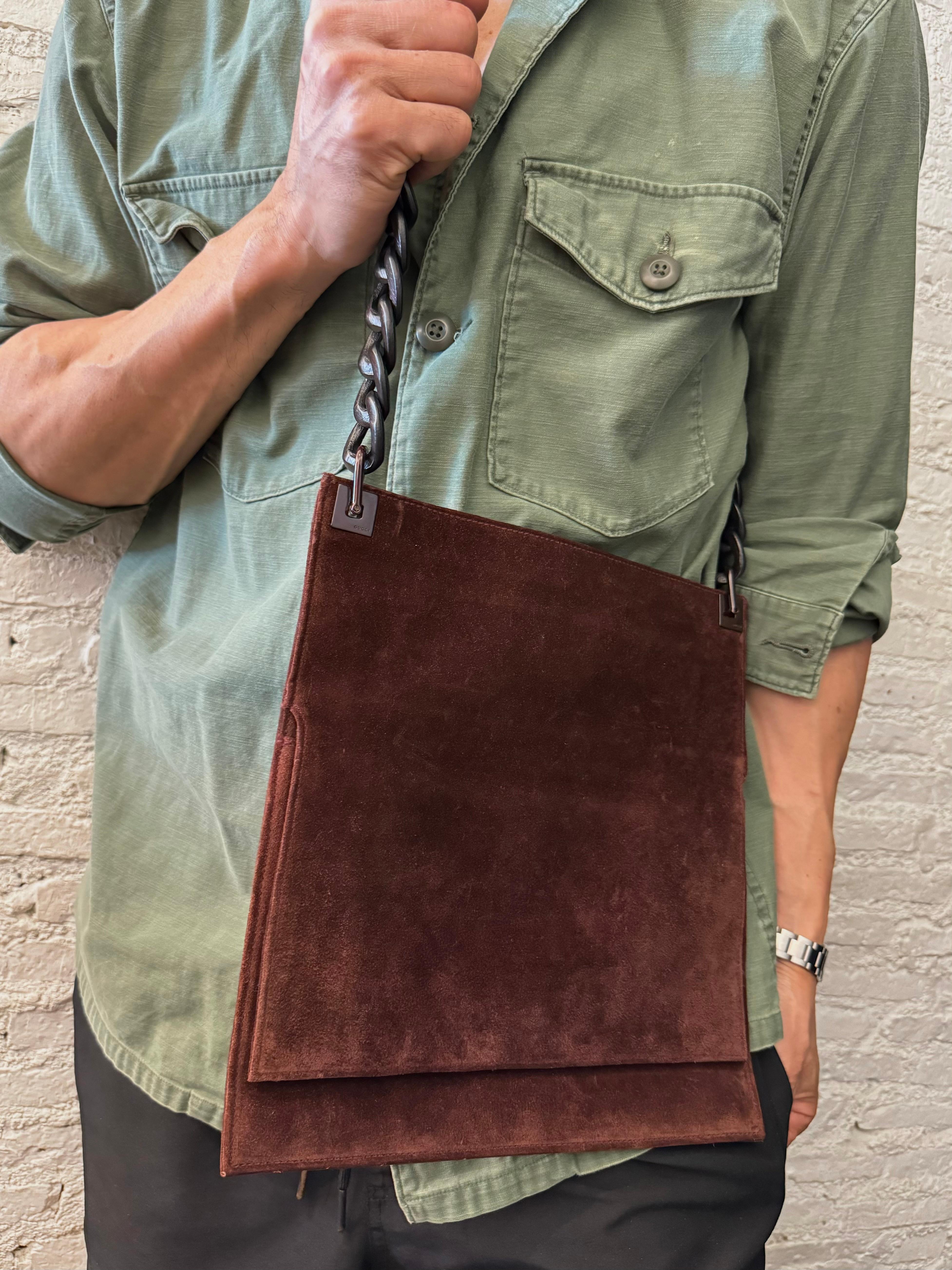 2000s Vintage GUCCI Nubuck Leather Flat Messenger Bag Brown Wood Chain en vente 5