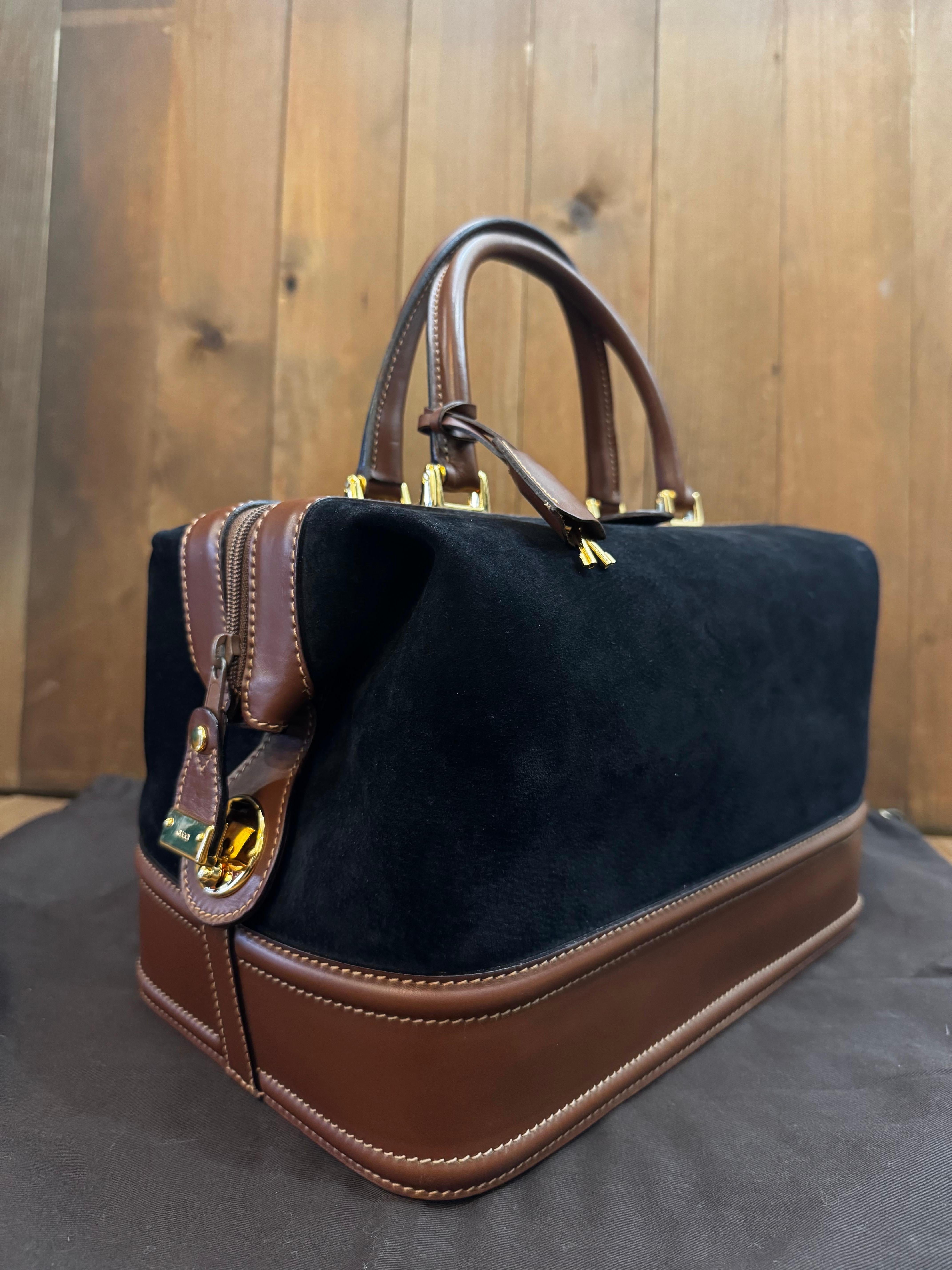 2000s Vintage GUCCI Nubuck Leather Vanity Case Bag Black Brown In Excellent Condition For Sale In Bangkok, TH