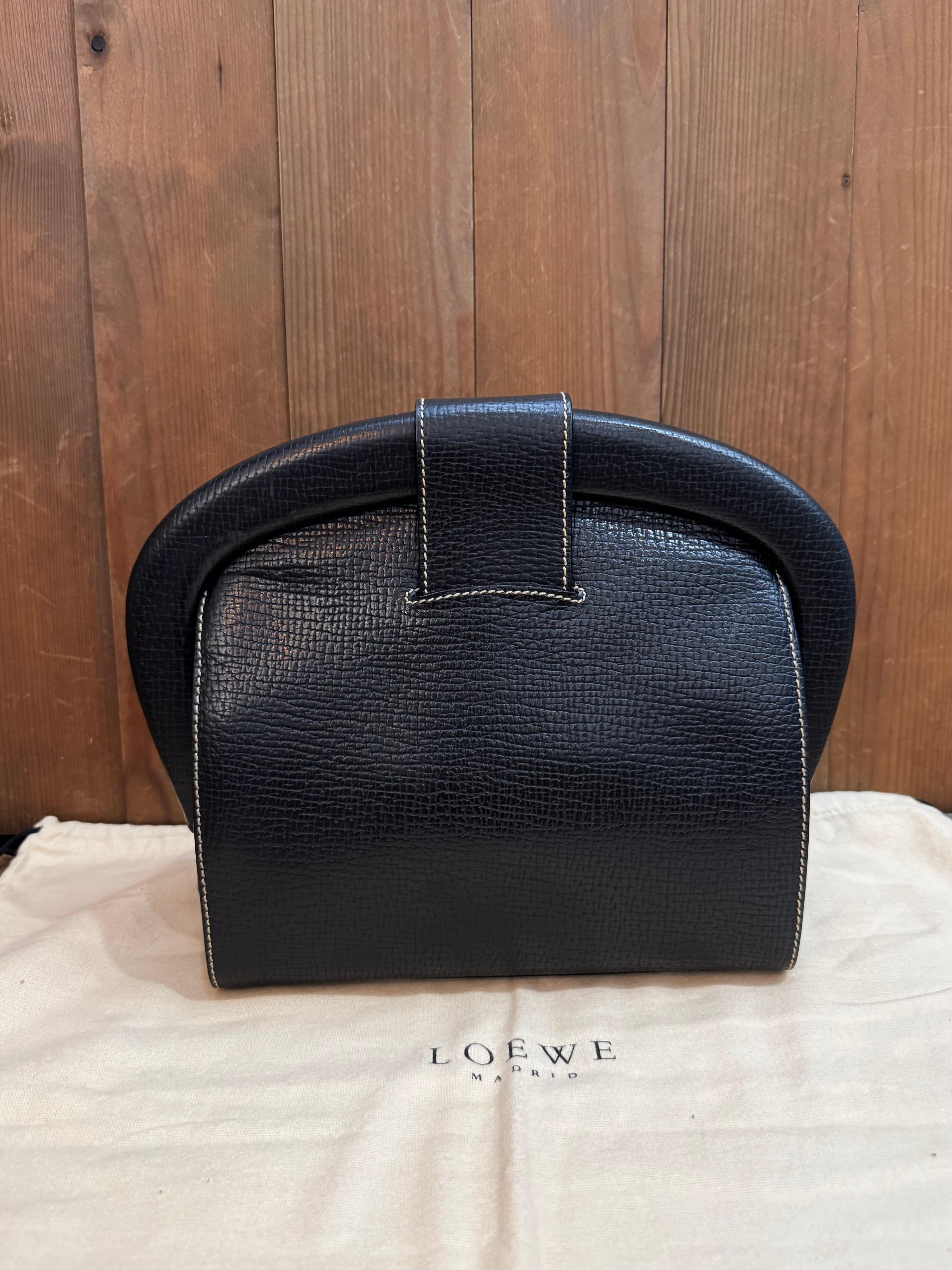Pochette a scatola in pelle goffrata LOEWE anni 2000 Nero In condizioni buone in vendita a Bangkok, TH