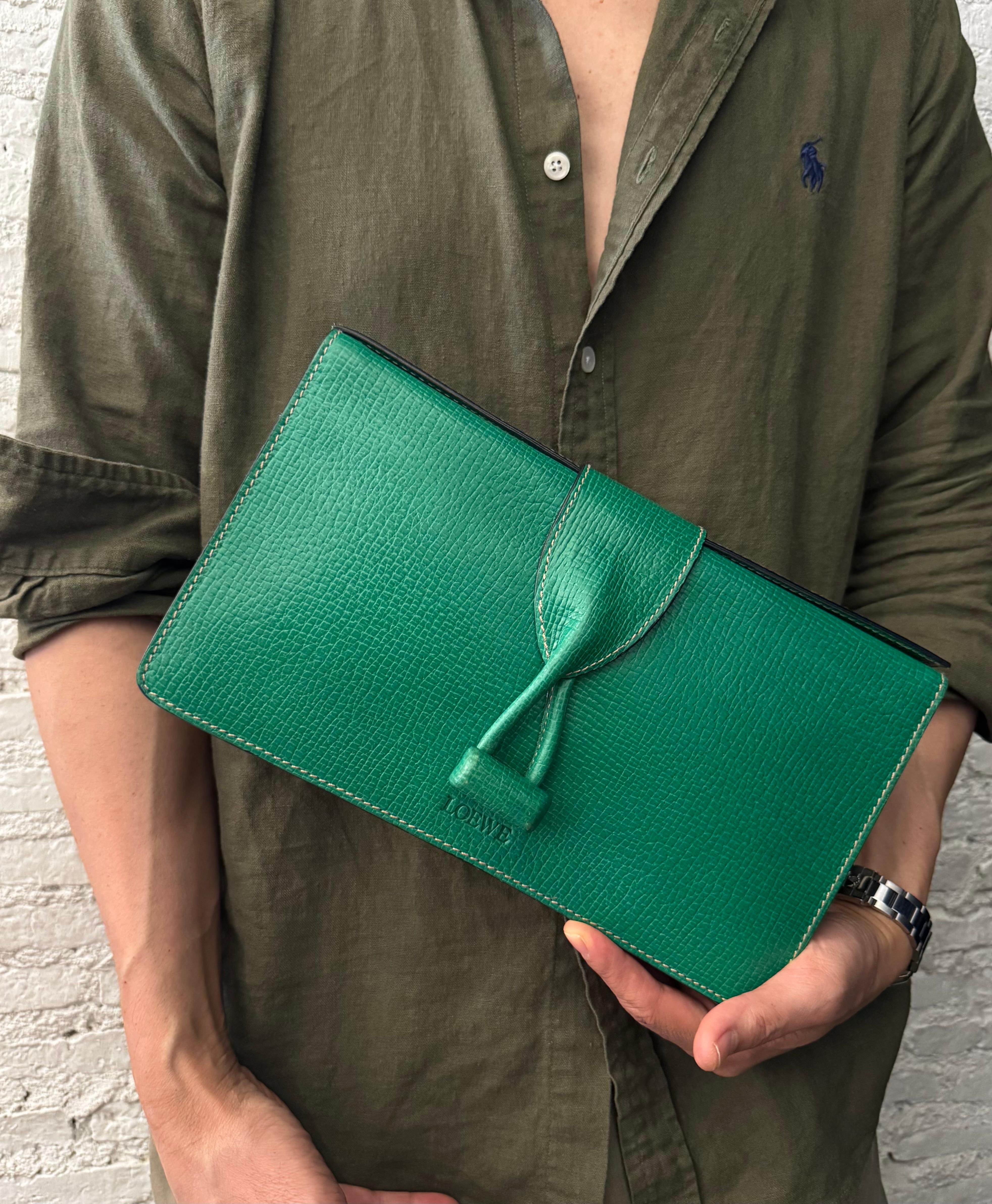 2000s Vintage LOEWE Caja de cuero repujado Bolso de embrague Verde en venta 4