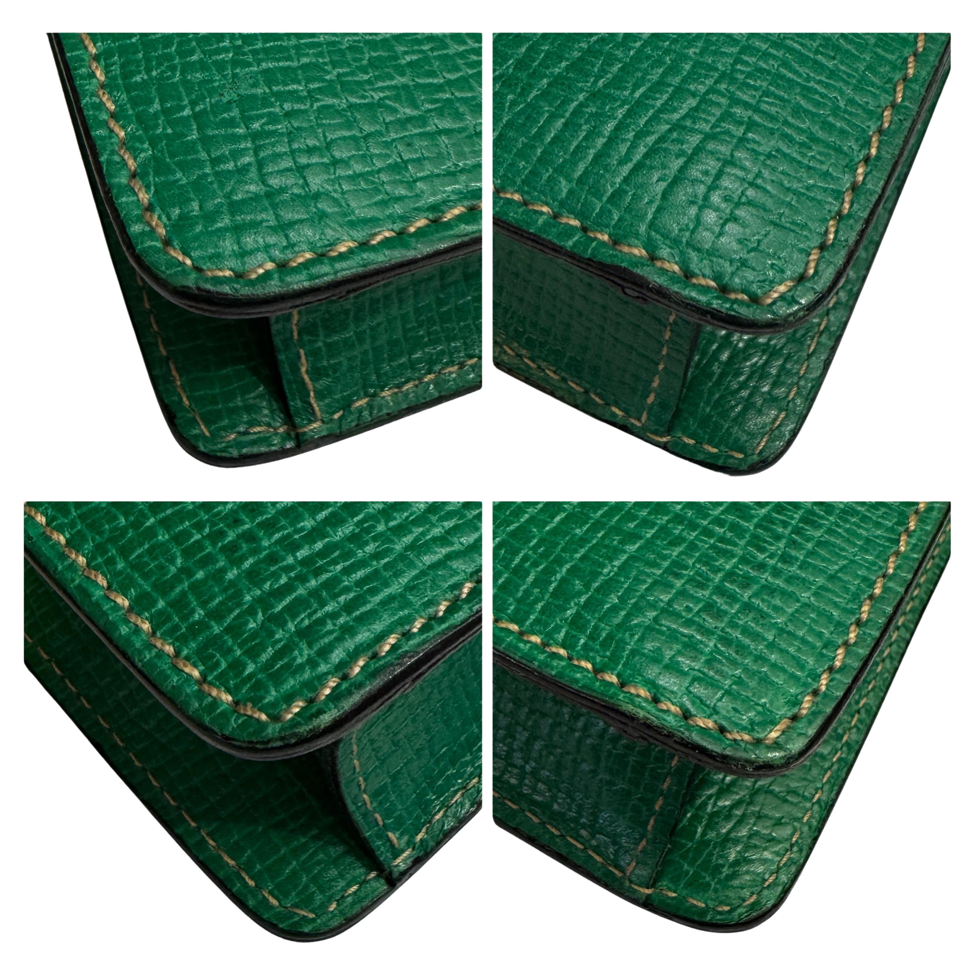 2000s Vintage LOEWE Caja de cuero repujado Bolso de embrague Verde en venta 1