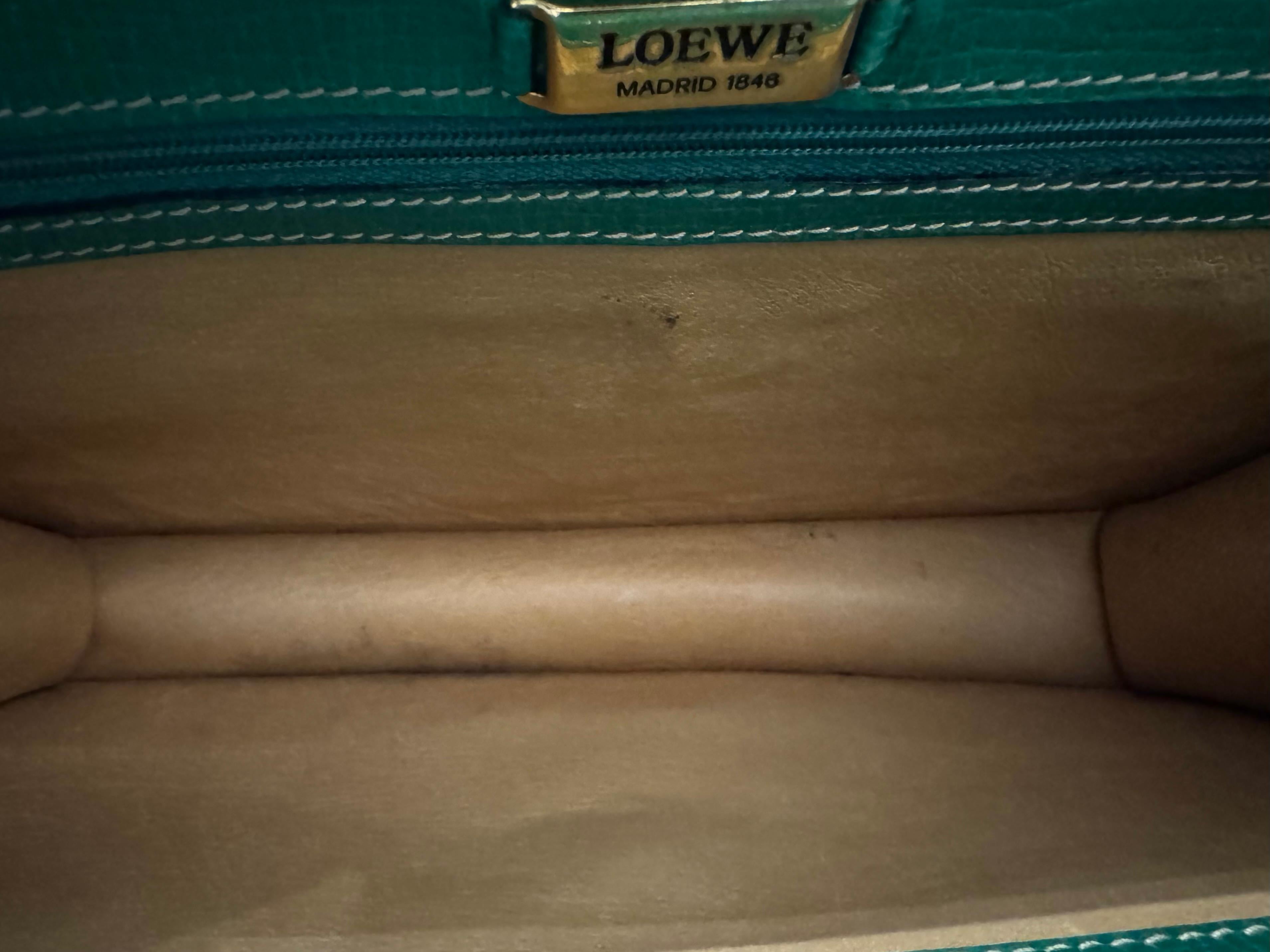 2000s Vintage LOEWE Caja de cuero repujado Bolso de embrague Verde en venta 3