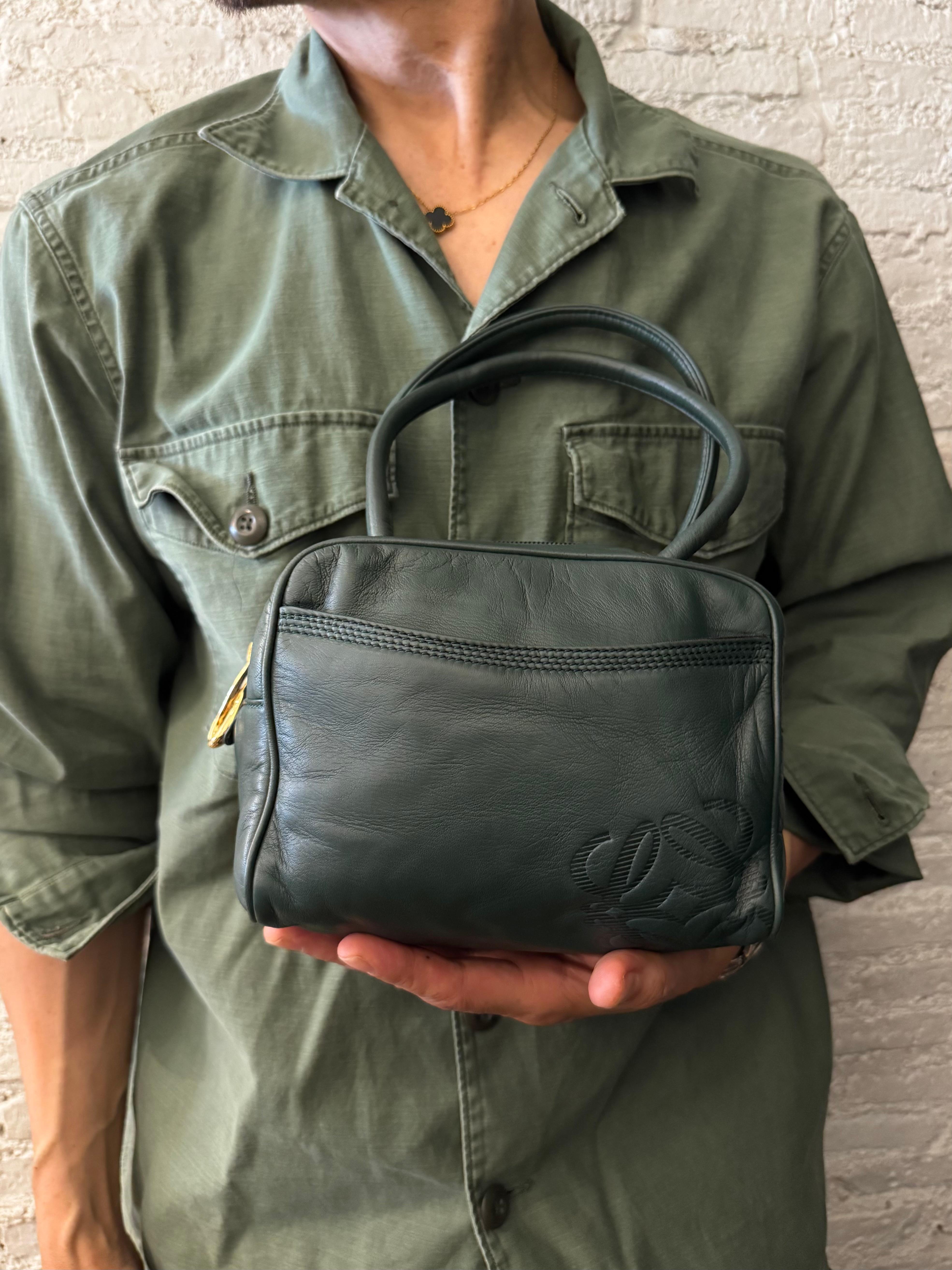 2000s Vintage LOEWE Anagrama Piel de Becerro Mini Bolso Verde en Excelente estado para la venta en Bangkok, TH