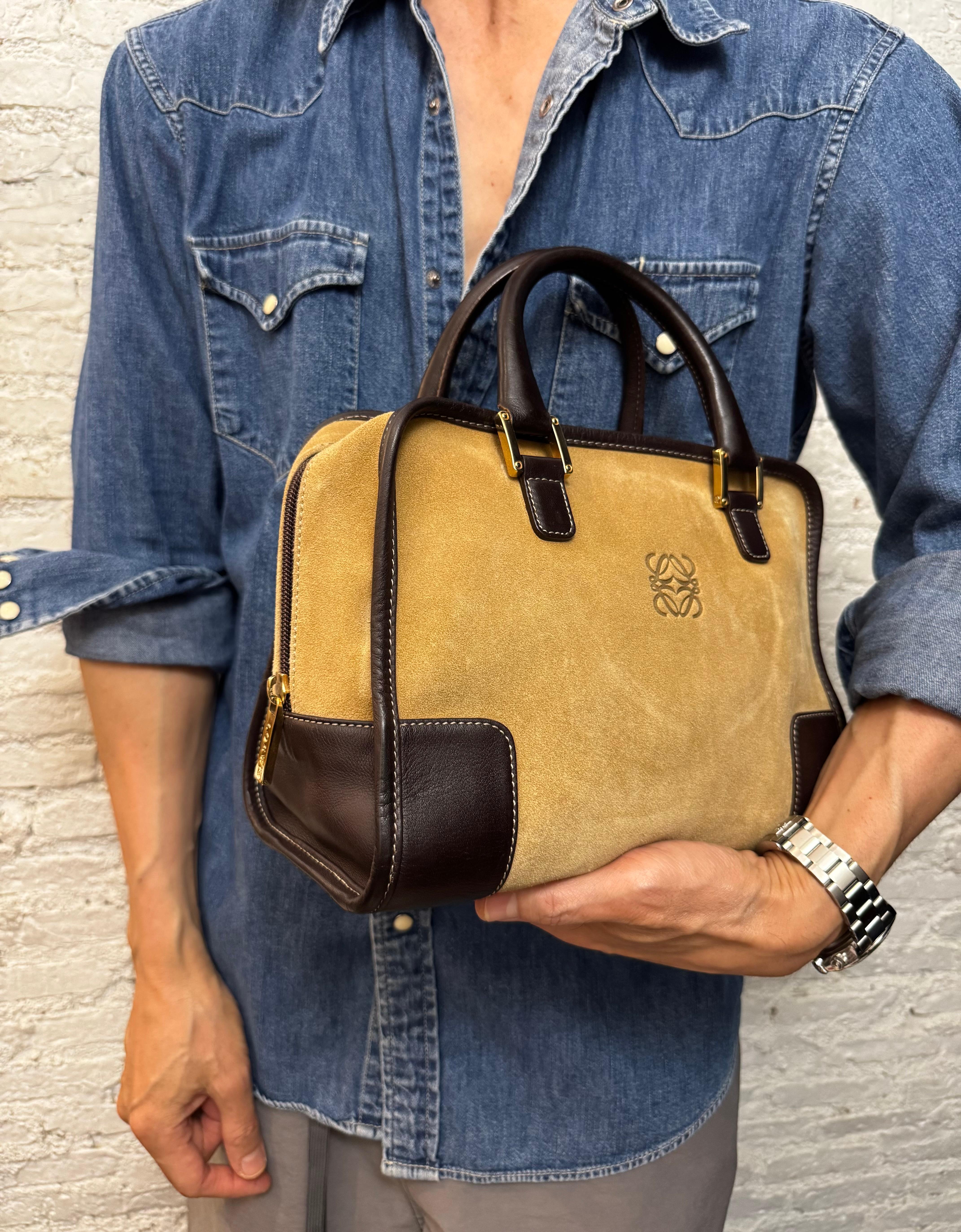 Diese LOEWE Amazona Boston Tasche im Vintage-Stil ist aus Kalbsveloursleder gefertigt, das mit glattem Kalbsleder in Braun besetzt ist, und verfügt über goldfarbene Beschläge und gerollte Ledergriffe. Der Reißverschluss an der Oberseite führt zu