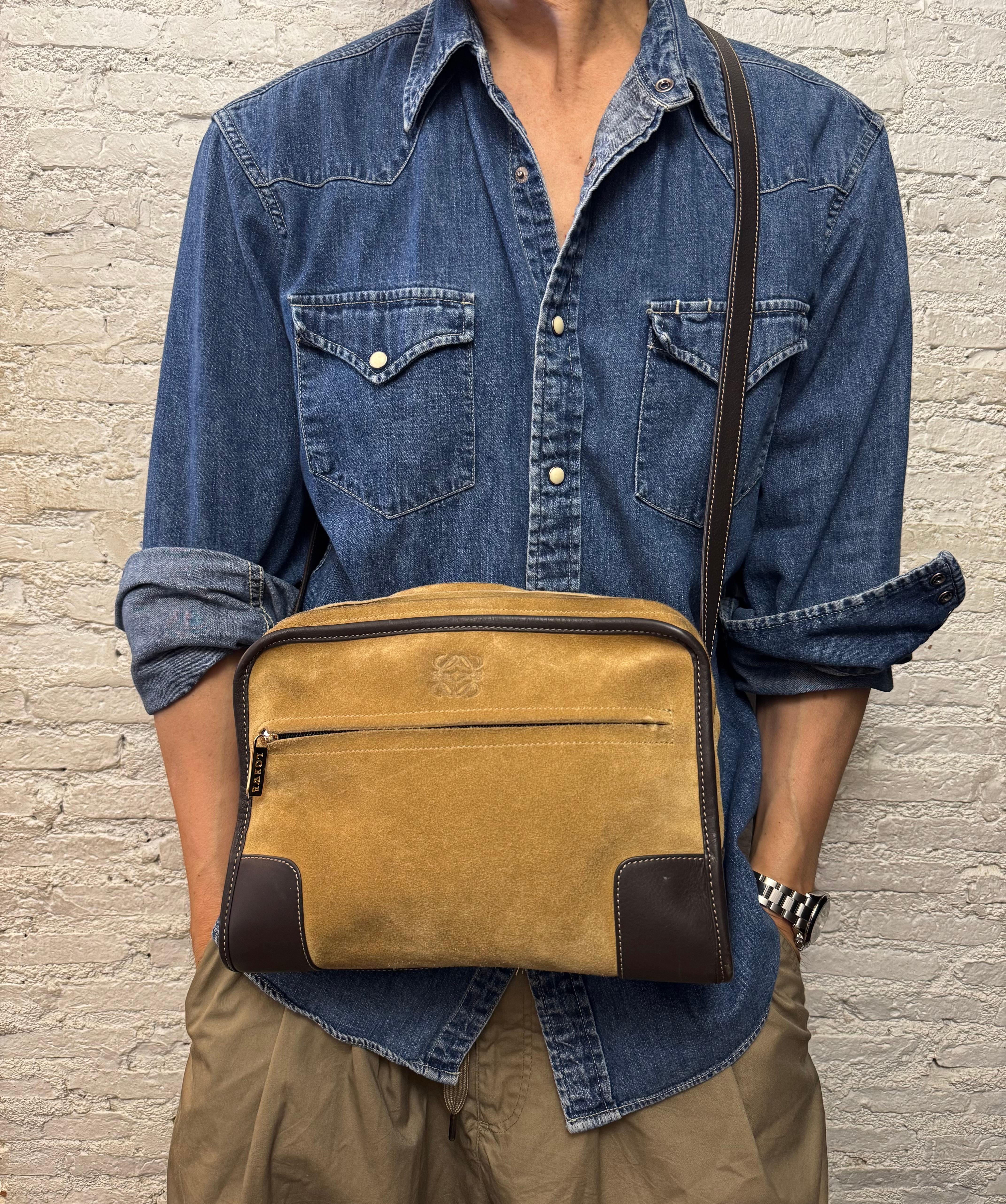 Diese LOEWE Anagram Kameratasche im Vintage-Stil ist aus beigefarbenem Kalbsveloursleder gefertigt, das mit dunkelbraunem Glattleder besetzt ist, und verfügt über goldfarbene Beschläge und einen Schulterriemen aus demselben Leder. Der obere